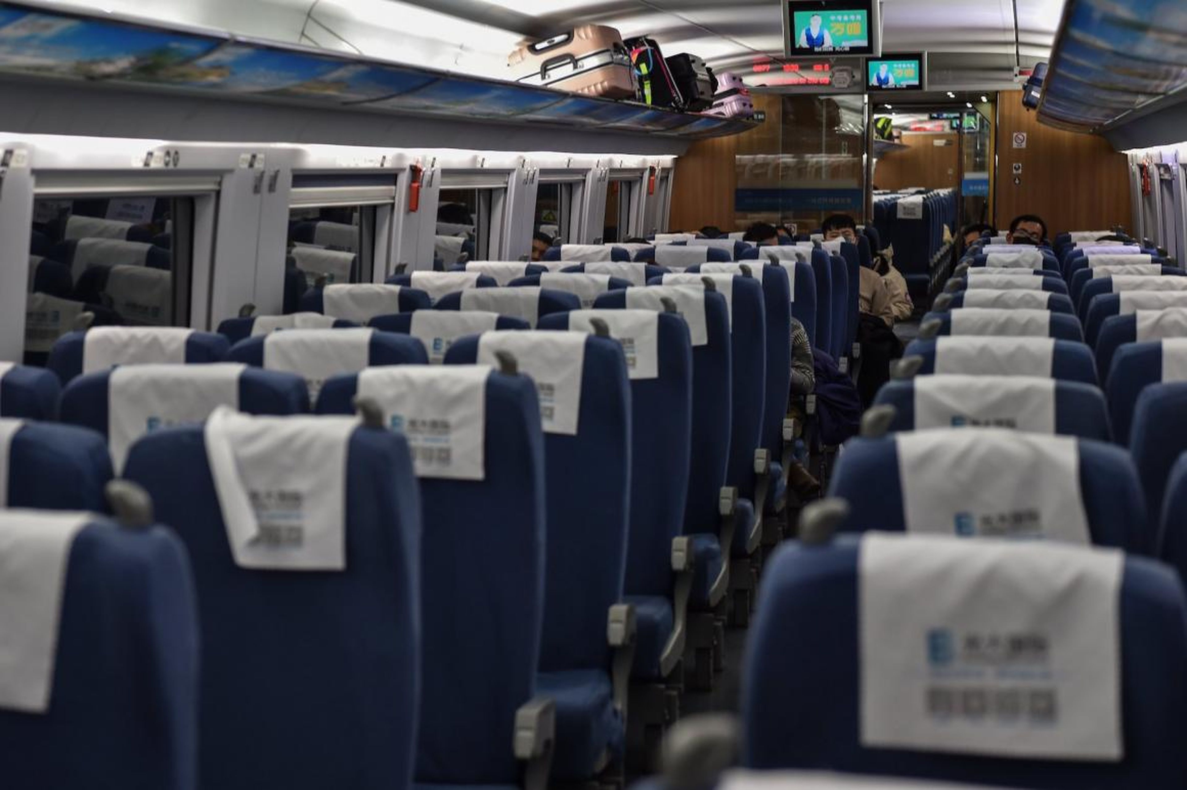 Un tren mayormente vacío viaja a Wuhan desde Shanghai el 23 de enero de 2020.