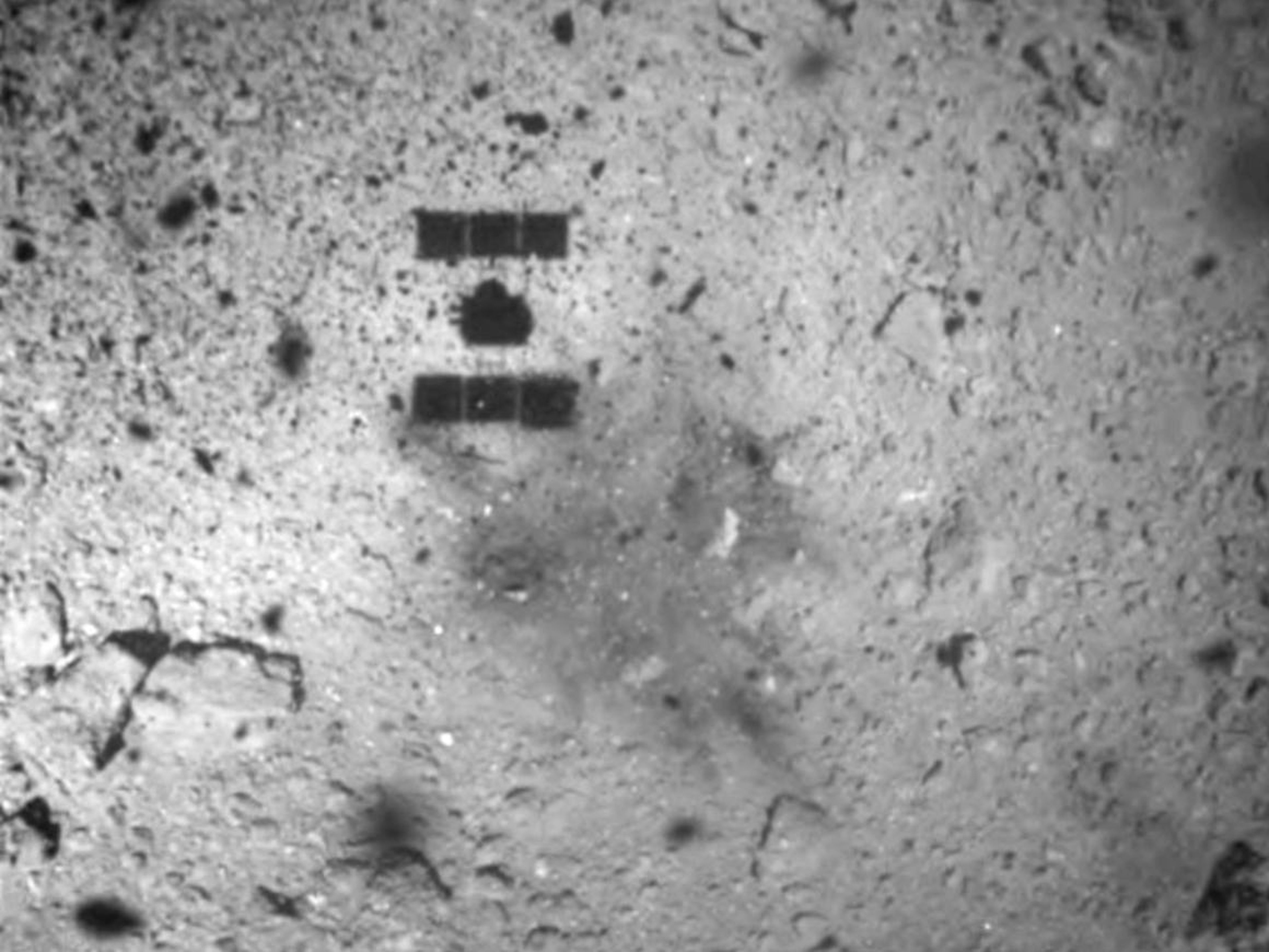 La sombra de la nave Hayabusa2 de Japón después de su exitoso aterrizaje en el asteroide Ryugu durante una misión separada el 22 de febrero de 2019.