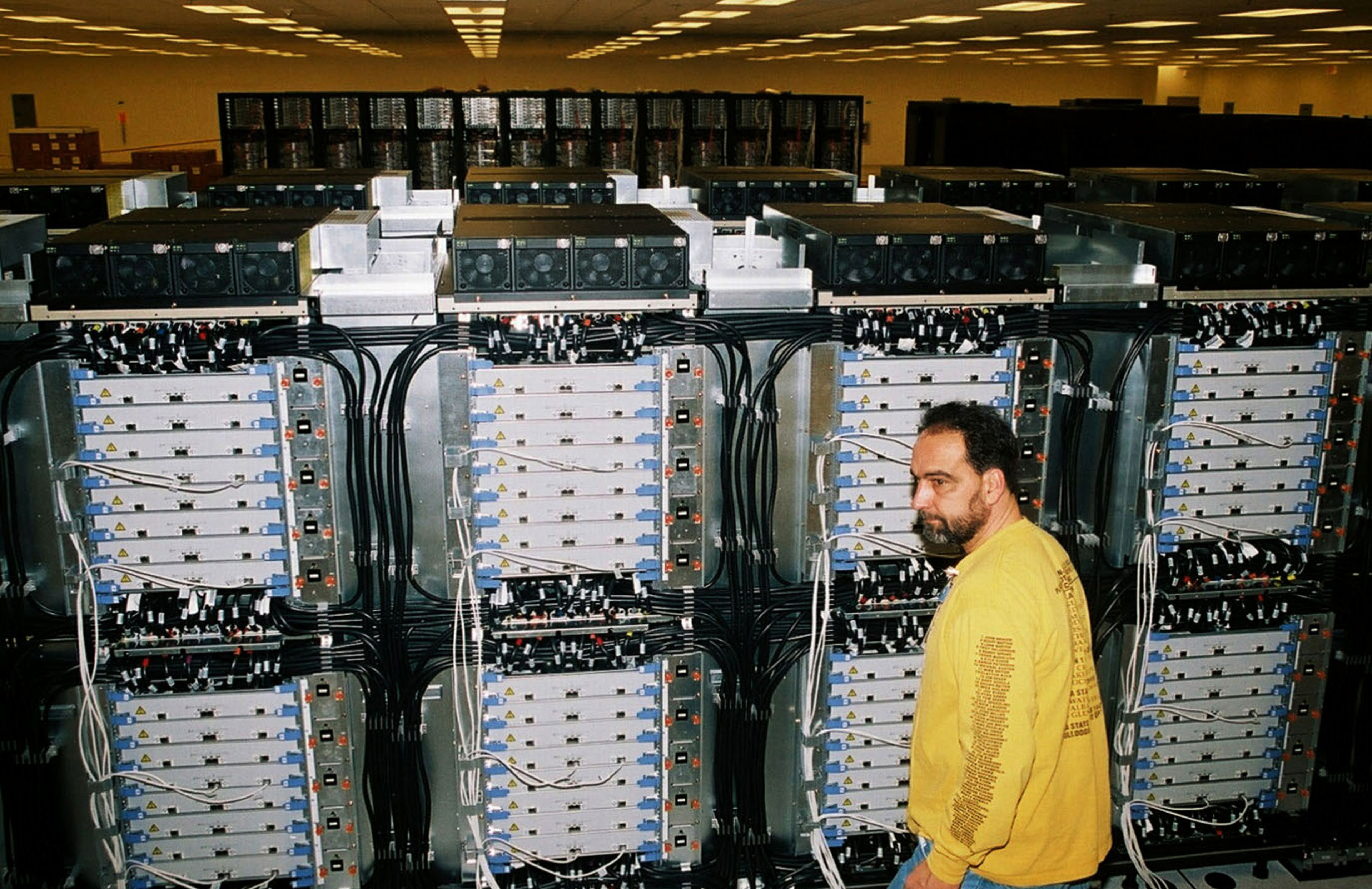 Un técnico inspecciona parte de BlueGene / L en el laboratorio Lawrence Livermore en Livermore en diciembre de 2004.