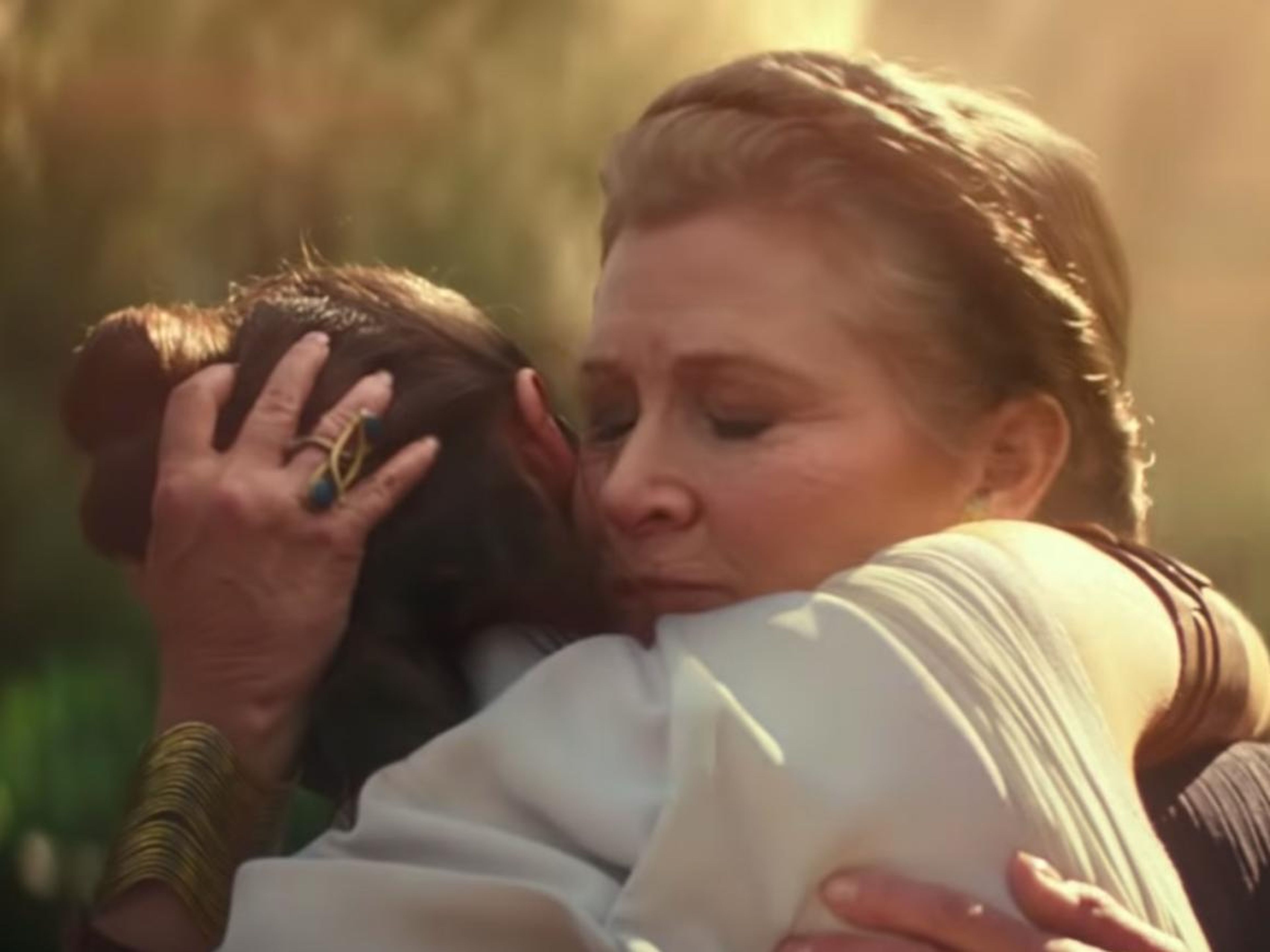 Daisy Ridley y Carrie Fisher como Rey y Leia en "Star Wars: The Rise of Skywalker".