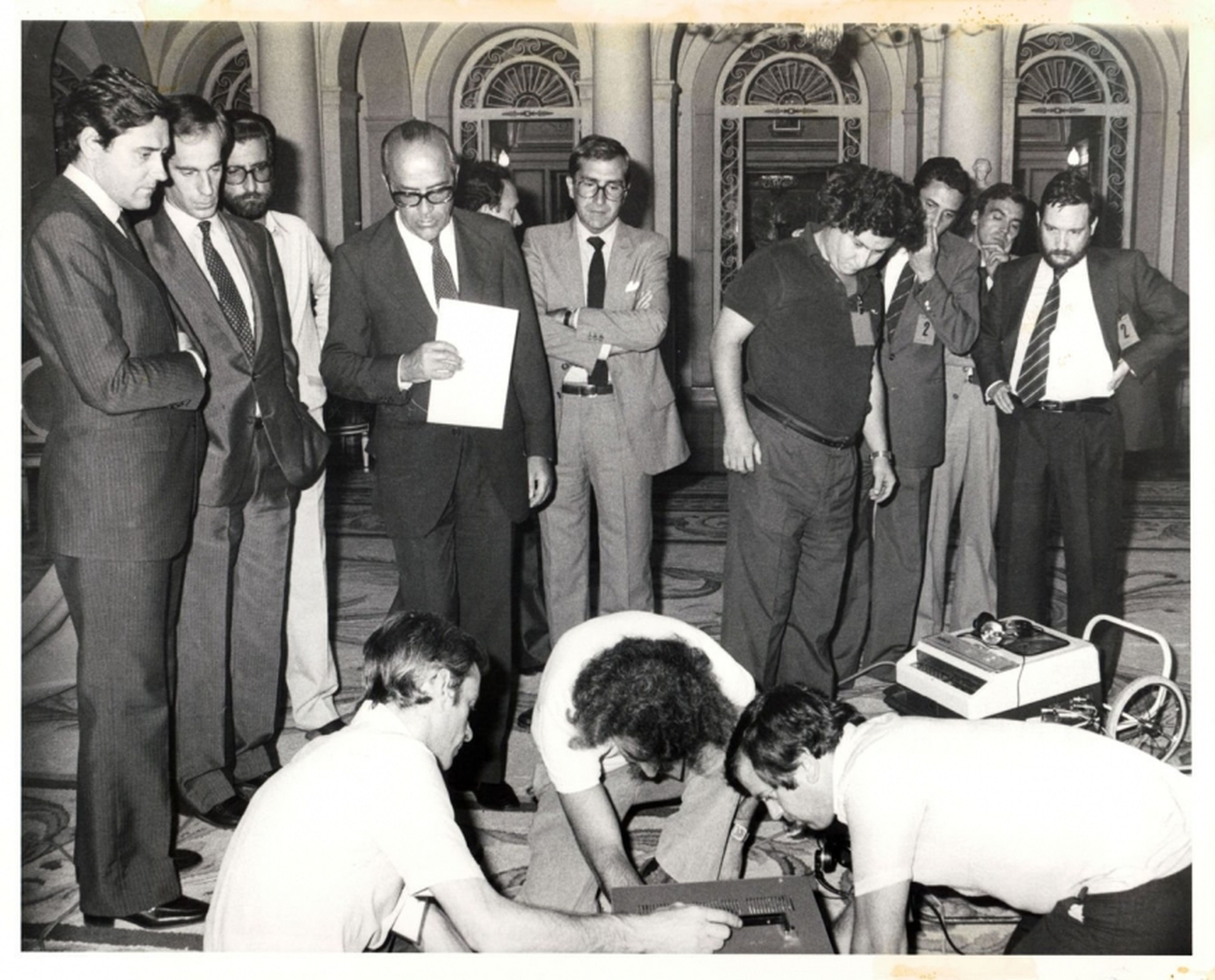 Leopoldo Calvo Sotelo, junto a su ministro de Presidencia, Matías Rodríguez Inciarte, en 1981.