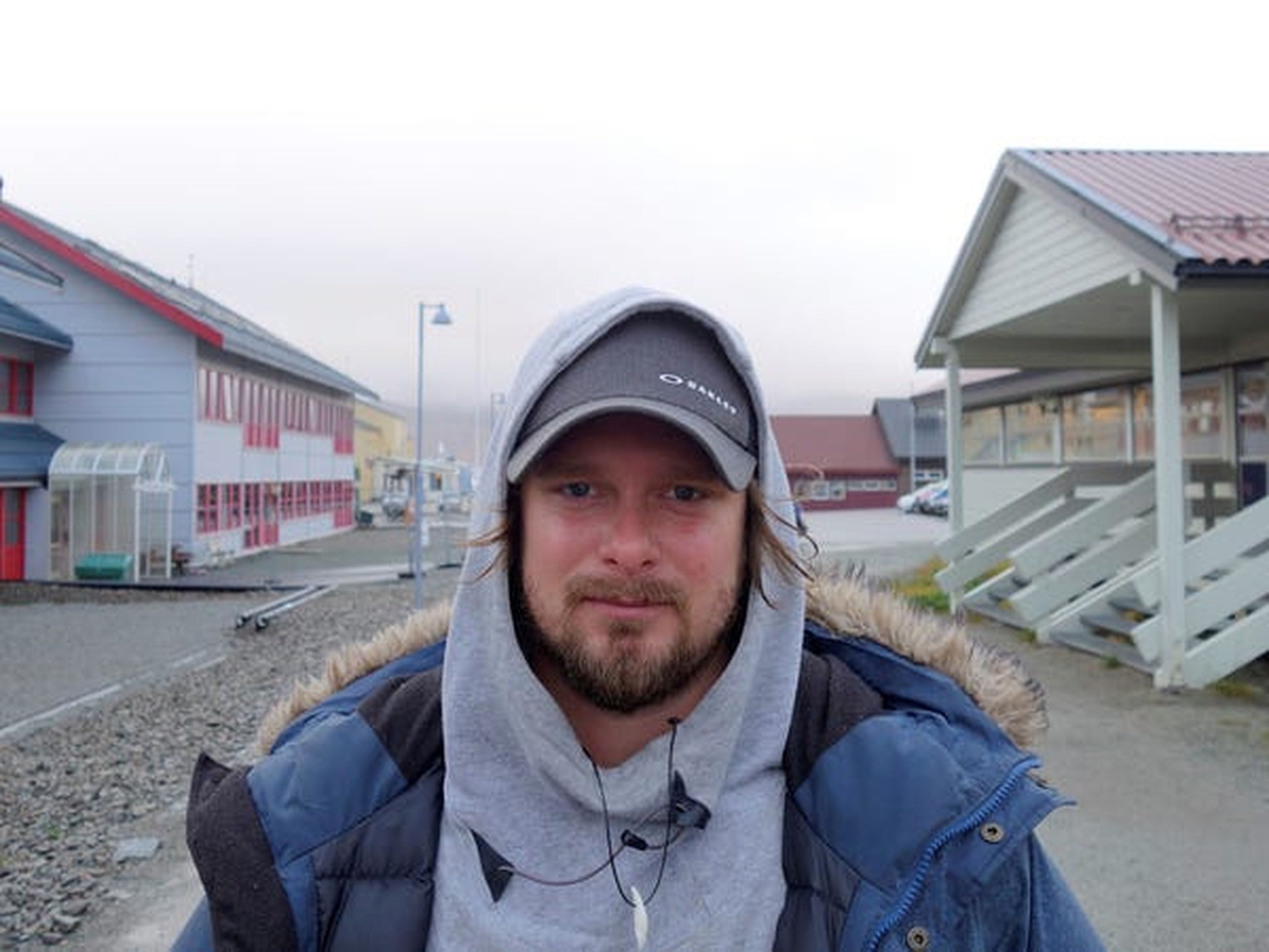 Fredric Froeberg posa para una foto en Longyearbyen