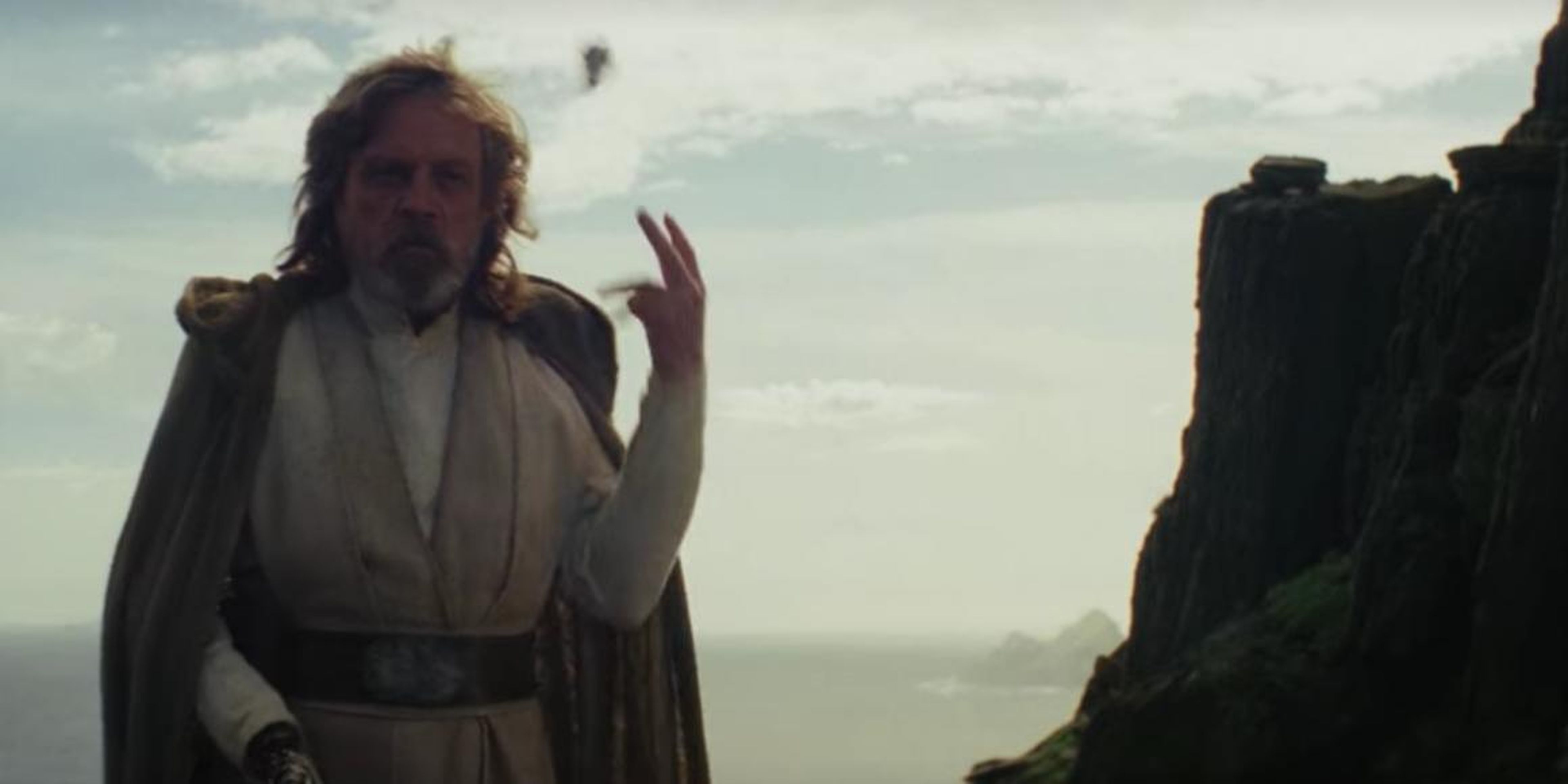 En "El último Jedi", cuando Rey intentó ofrecer la espada, Luke lo arrojó descuidadamente.