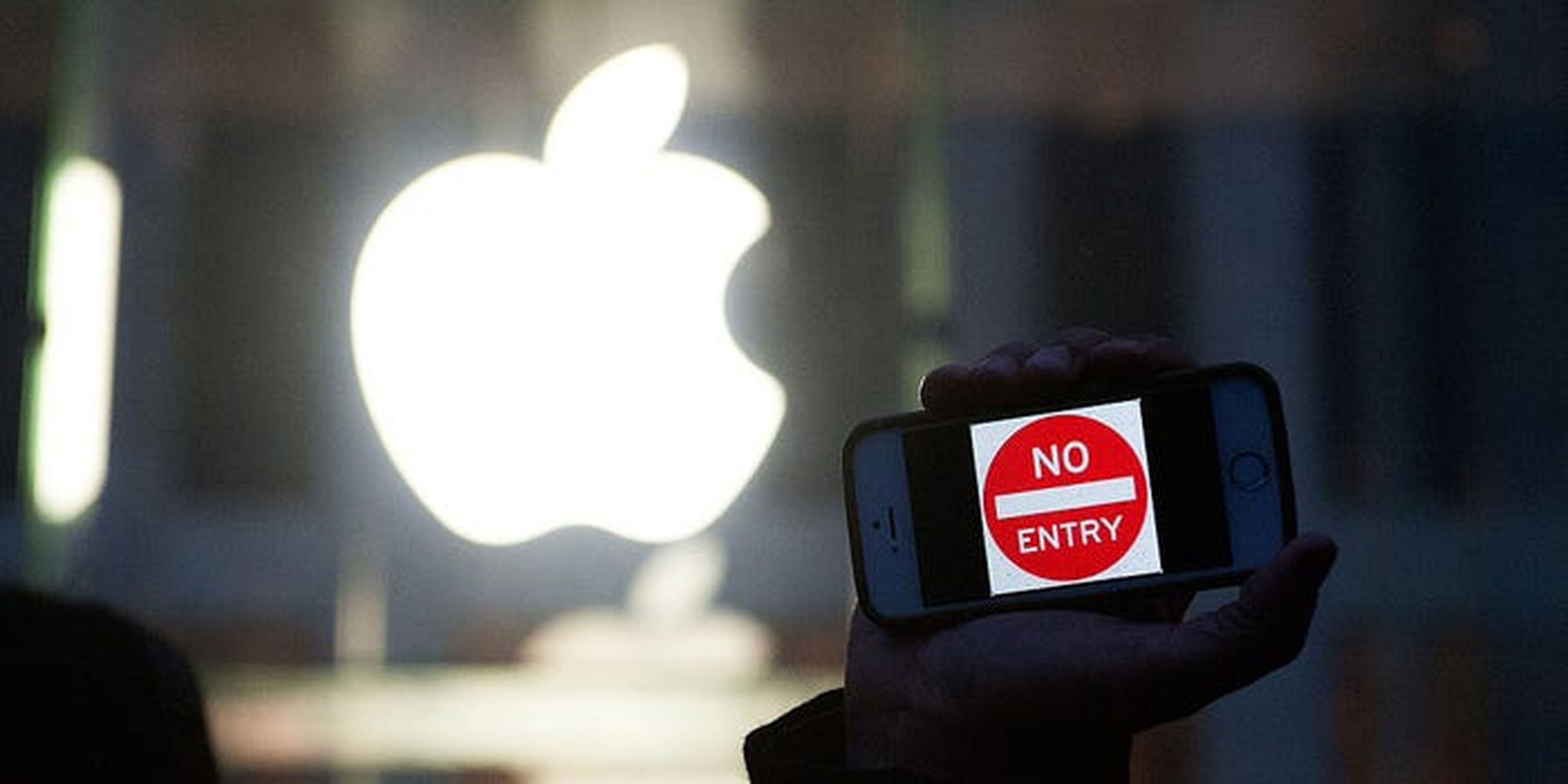 Un manifestante sostiene un iPhone que dice "No Entry" fuera de la tienda de Apple en 5th Avenue el 23 de febrero de 2016 en la ciudad de Nueva York, EEUU.