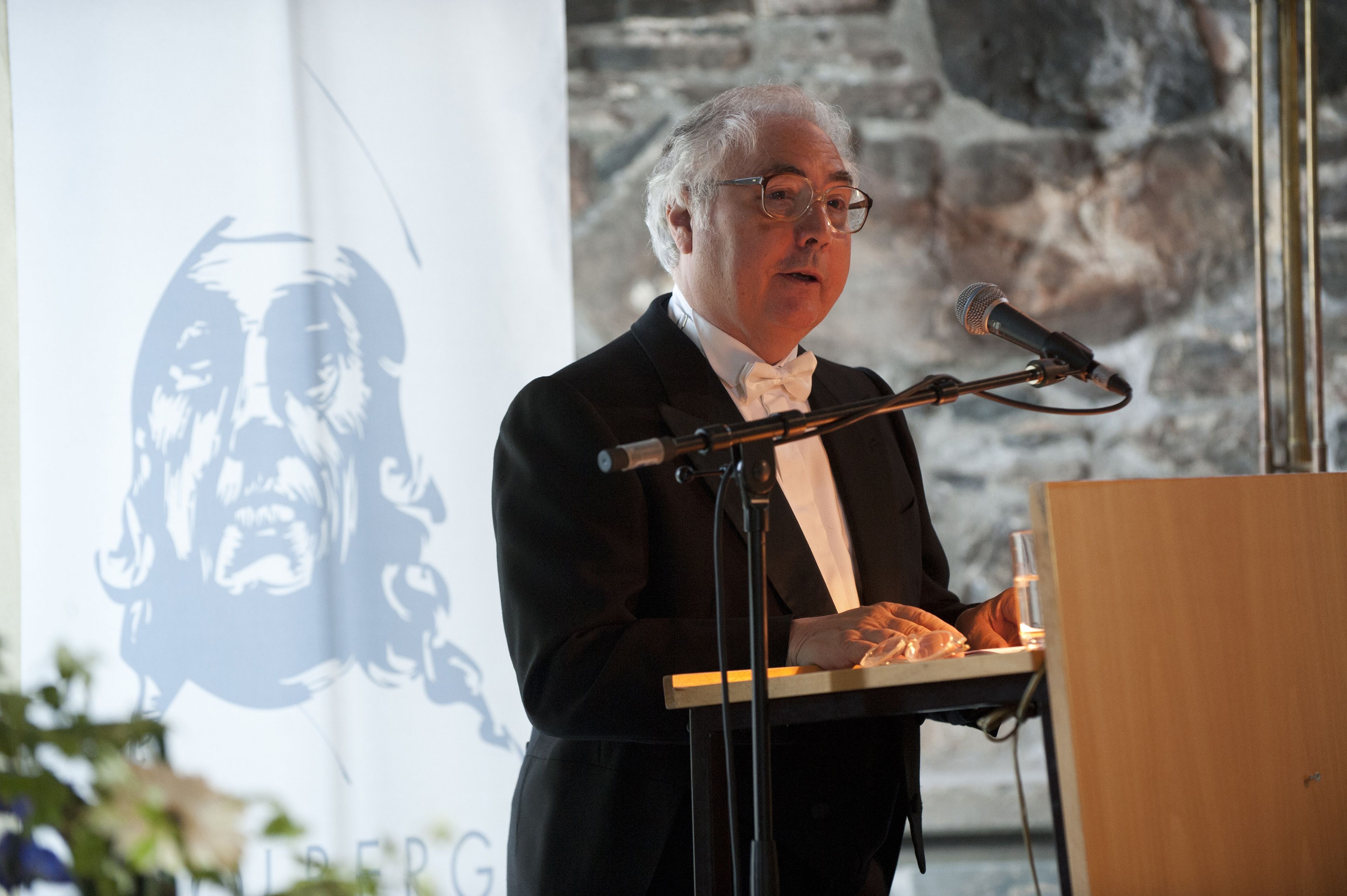 Manuel Castells, ministro de Universidades, recibiendo el premio Holdberg en 2012.