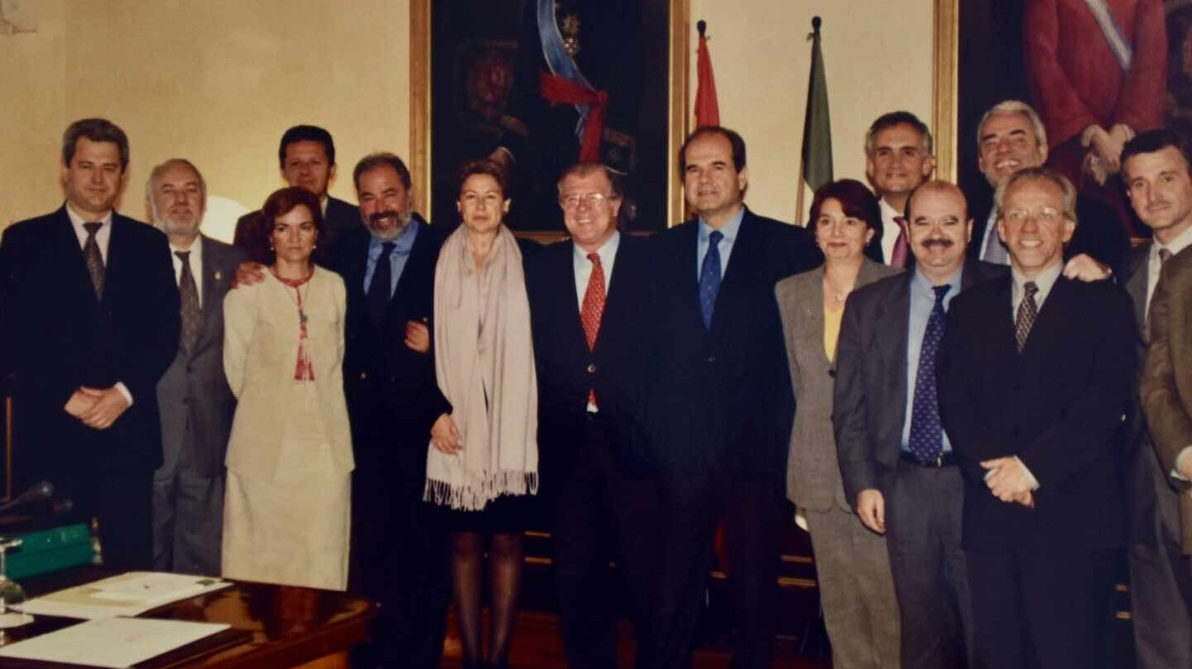 Manuel Chaves y la mayoría de los consejeros que formaron parte de su gabinete en la legislatura 1996-2000, entre ellos Carmen Calvo (tercera por laizquierda).
