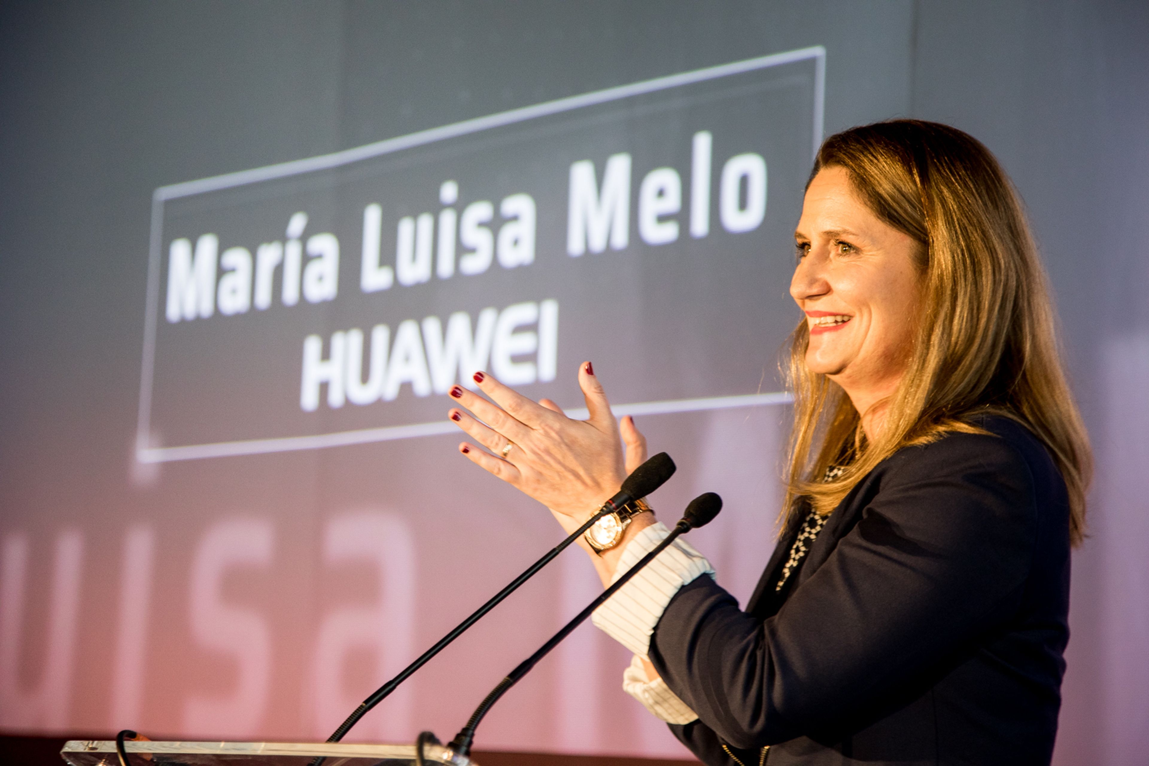 María Luisa Melo, directora de Relaciones Institucionales de Huawei, recoge el premio Better Capitalism