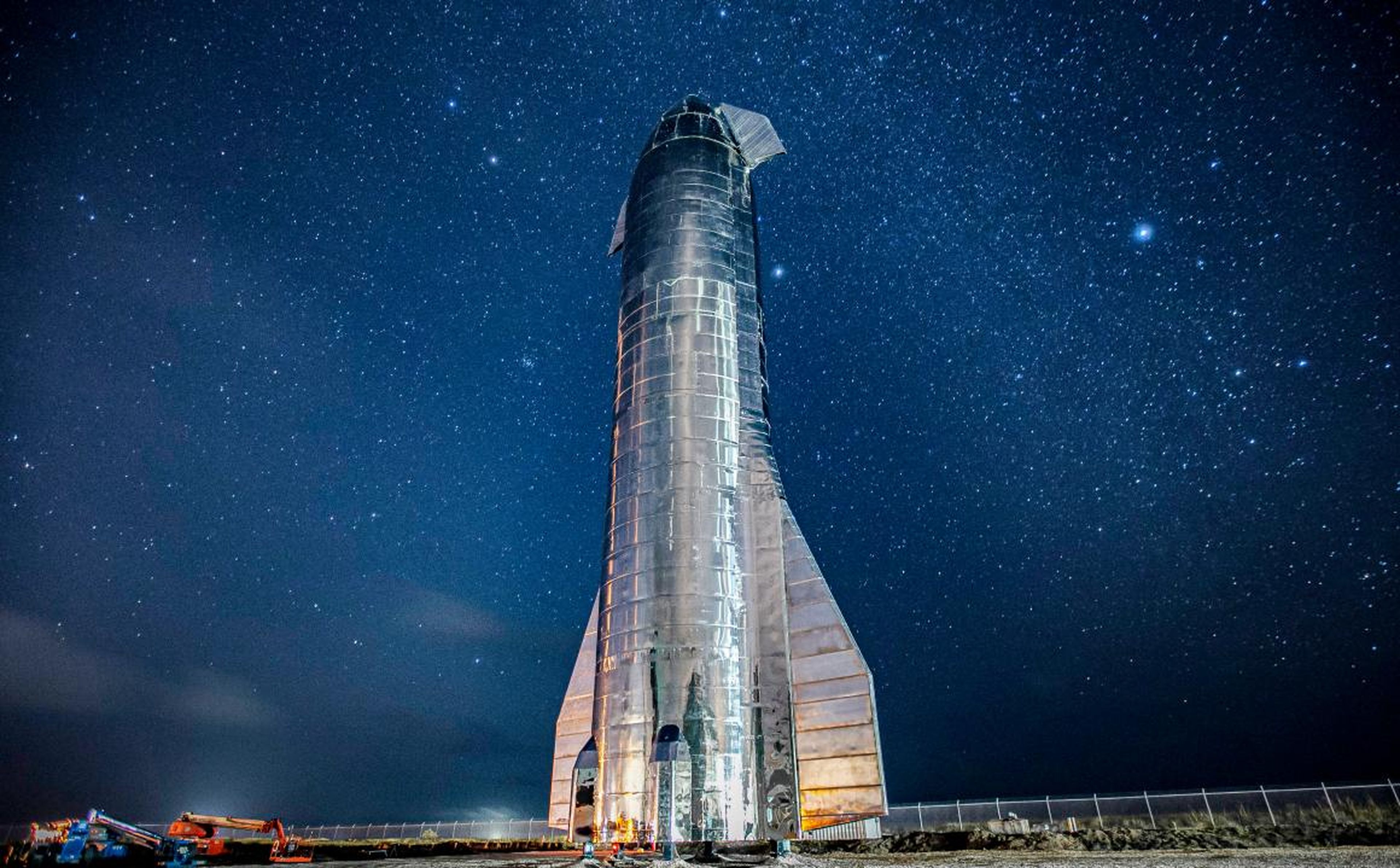 El prototipo de cohete Mark 1 de la nave estelar de 300 metros de altura de SpaceX se encuentra en Boca Chica, Texas, en medio de un fondo de estrellas en septiembre de 2019.