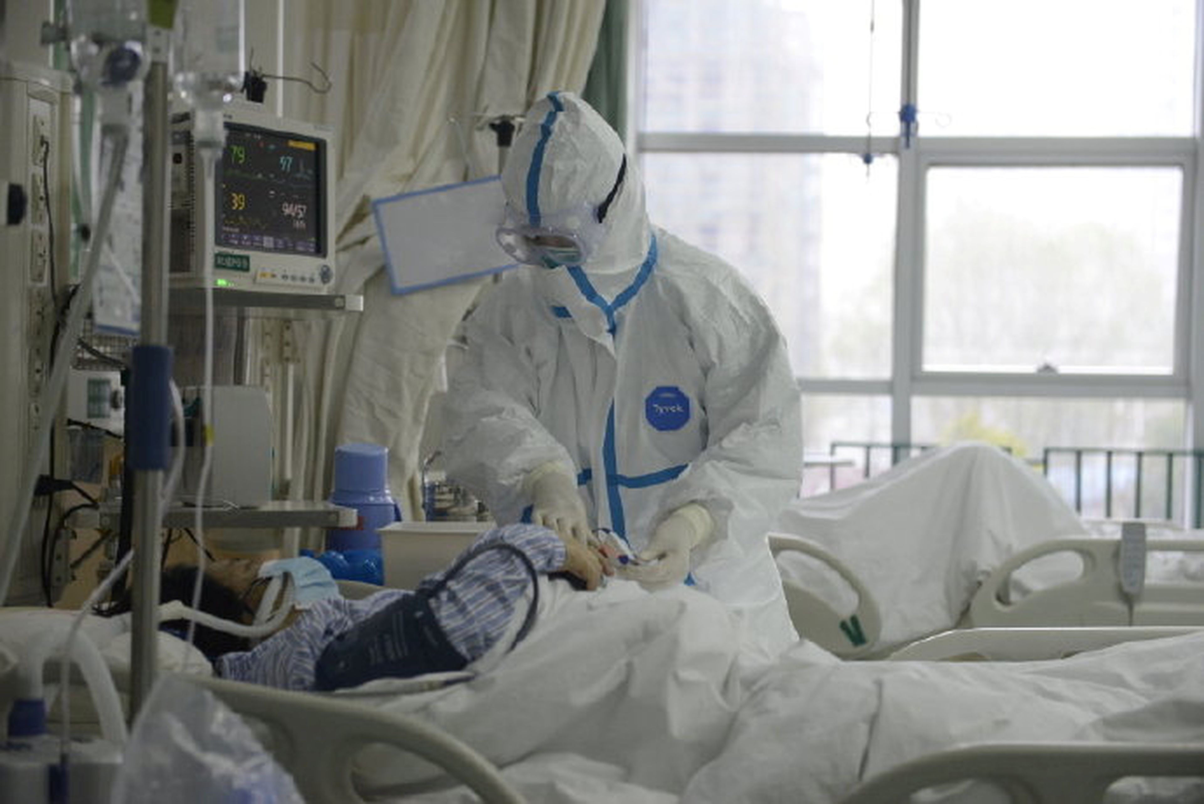 Un médico atiende a un paciente del coronavirus de Wuhan
