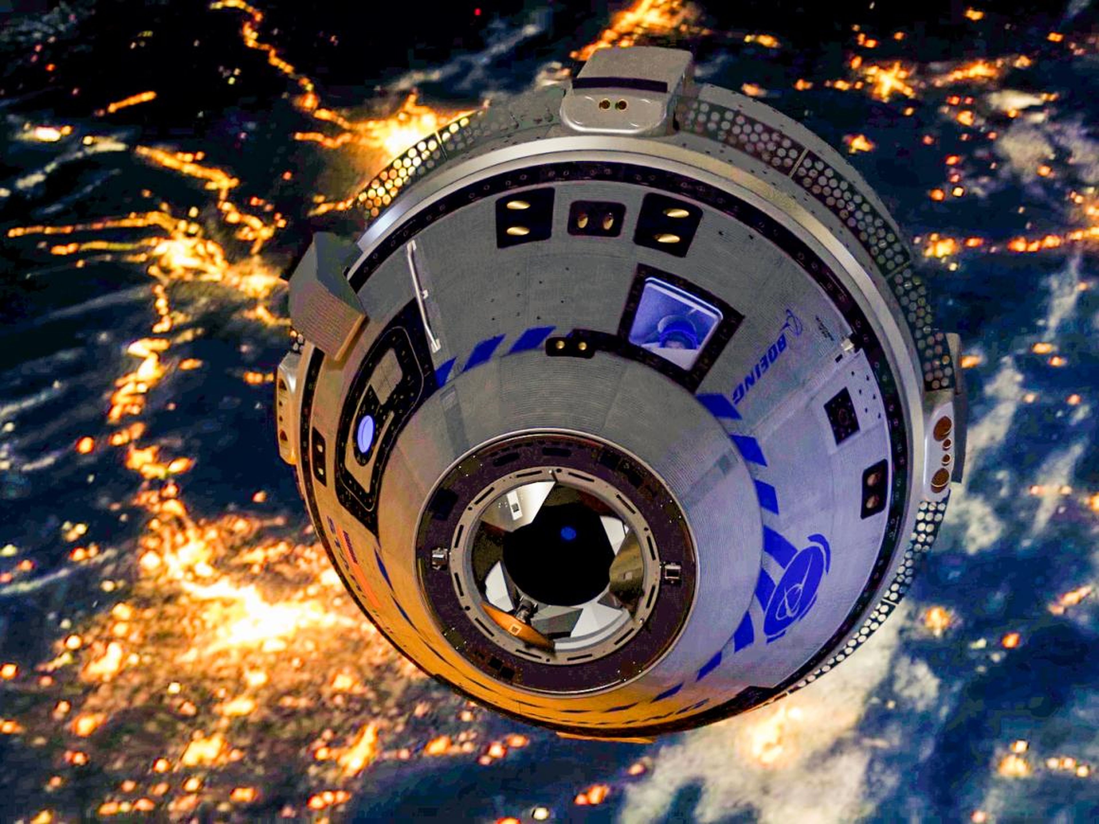 Una representación computarizada de la nave espacial CST-100 Starliner de Boeing orbitando la Tierra.