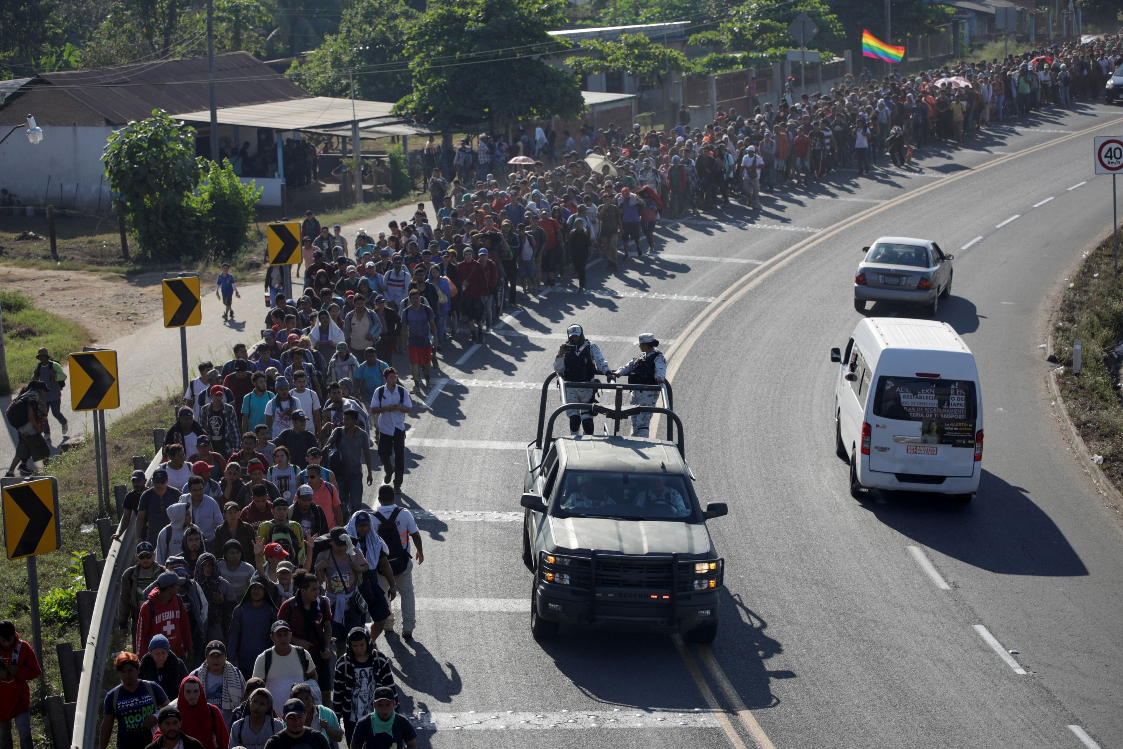 Migrantes, en su mayoría de Centro América, caminando en caravana a su paso por Chiapas, México