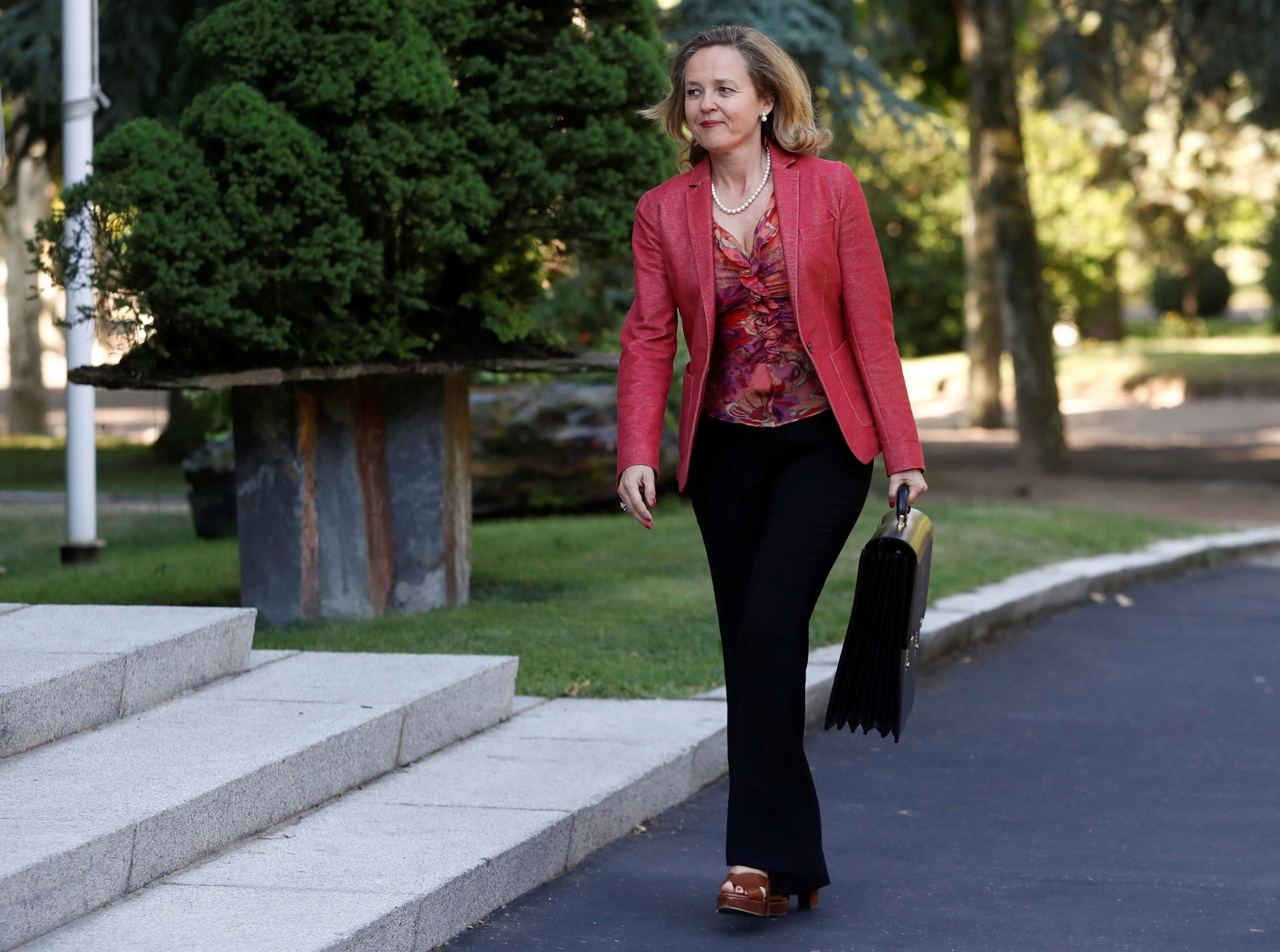 La ministra de Economía, Nadia Calviño, llega para una reunión de gabinete en el Palacio de la Moncloa en Madrid.