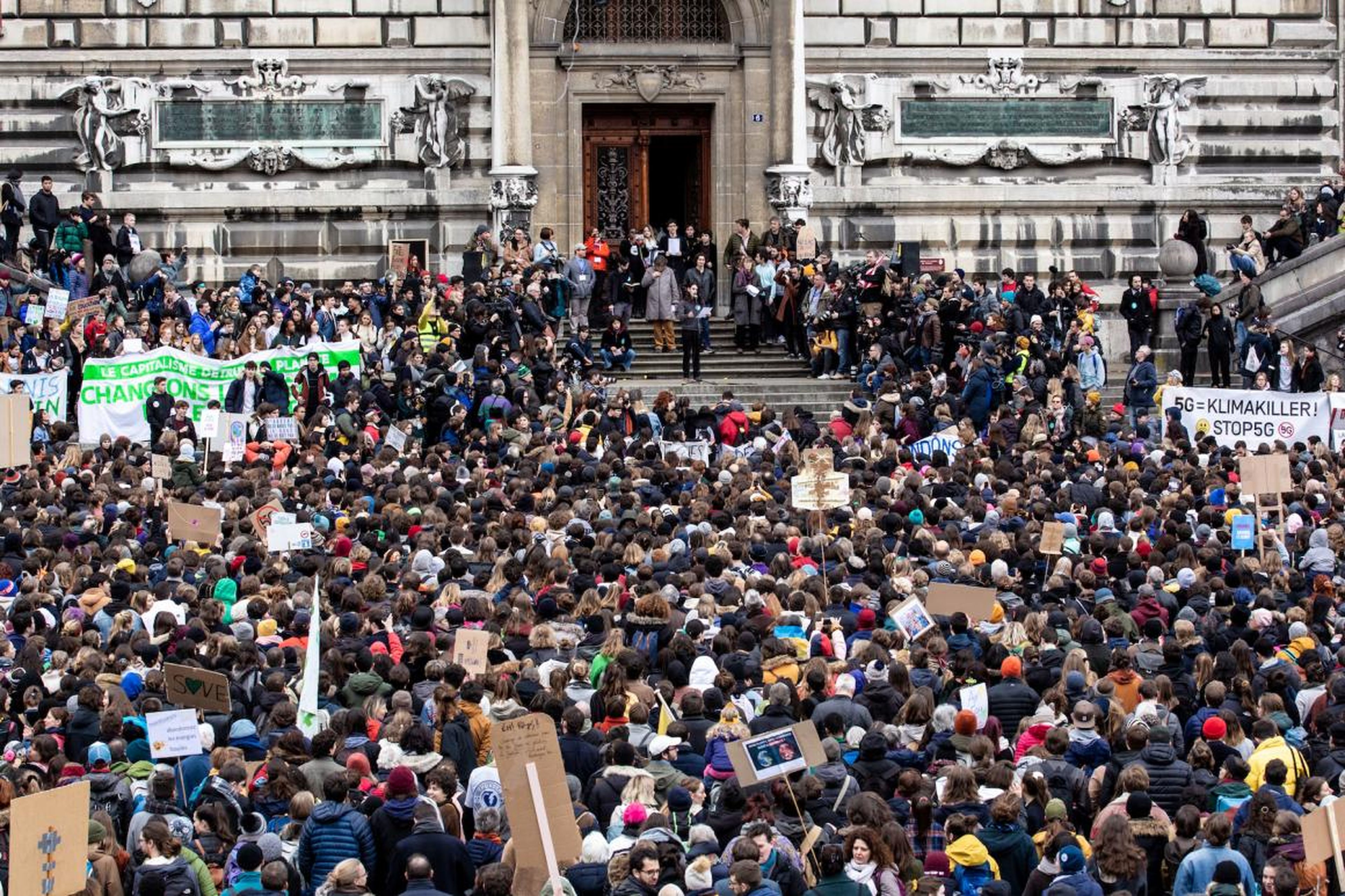 Más de 10.000 estudiantes y activistas se reunieron para una huelga climática el viernes en Lausana, Suiza.
