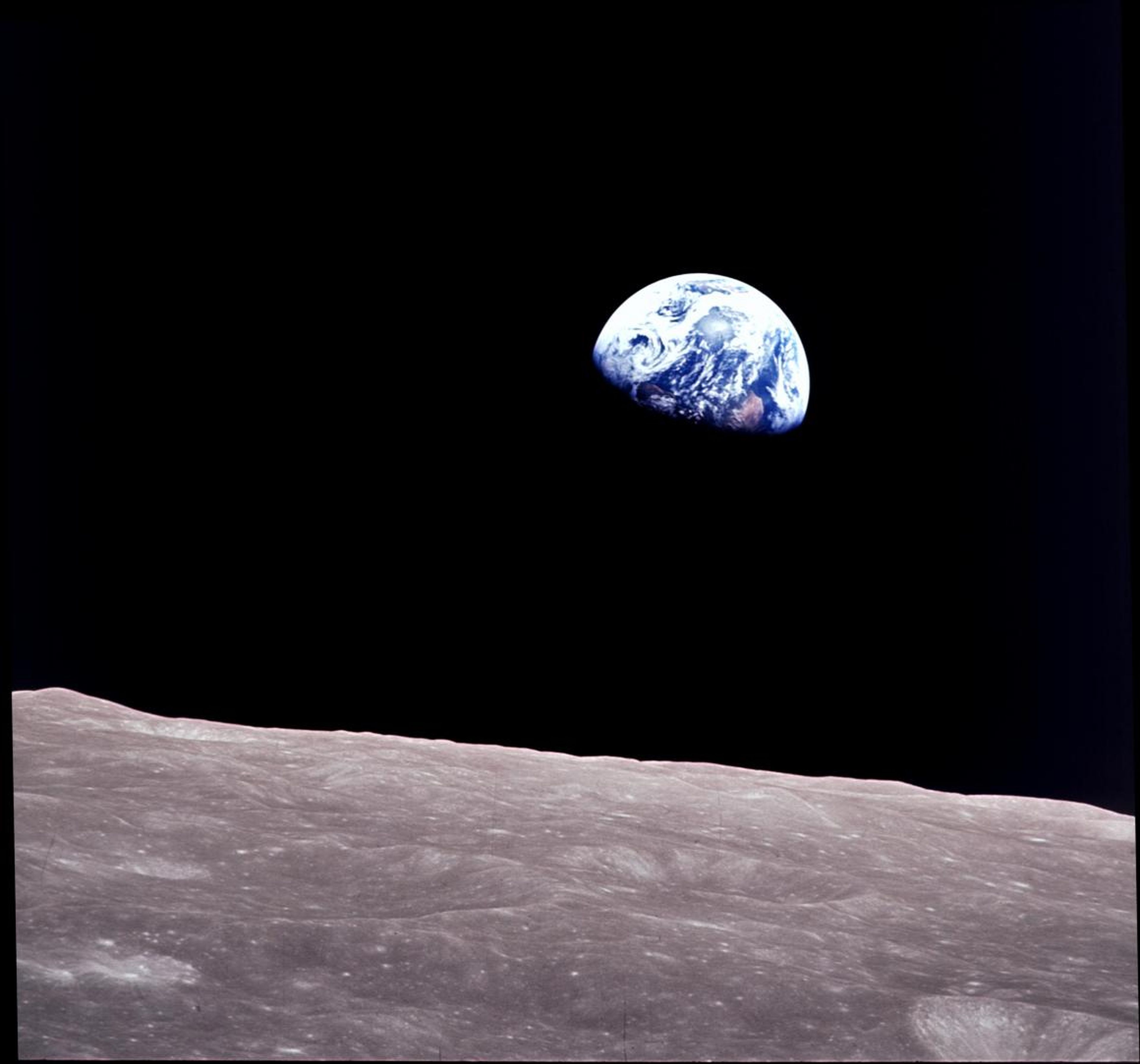 La Tierra se eleva sobre el horizonte lunar en esta imagen de teleobjetivo captada desde la nave espacial Apolo 8, el 22 de diciembre de 1968.