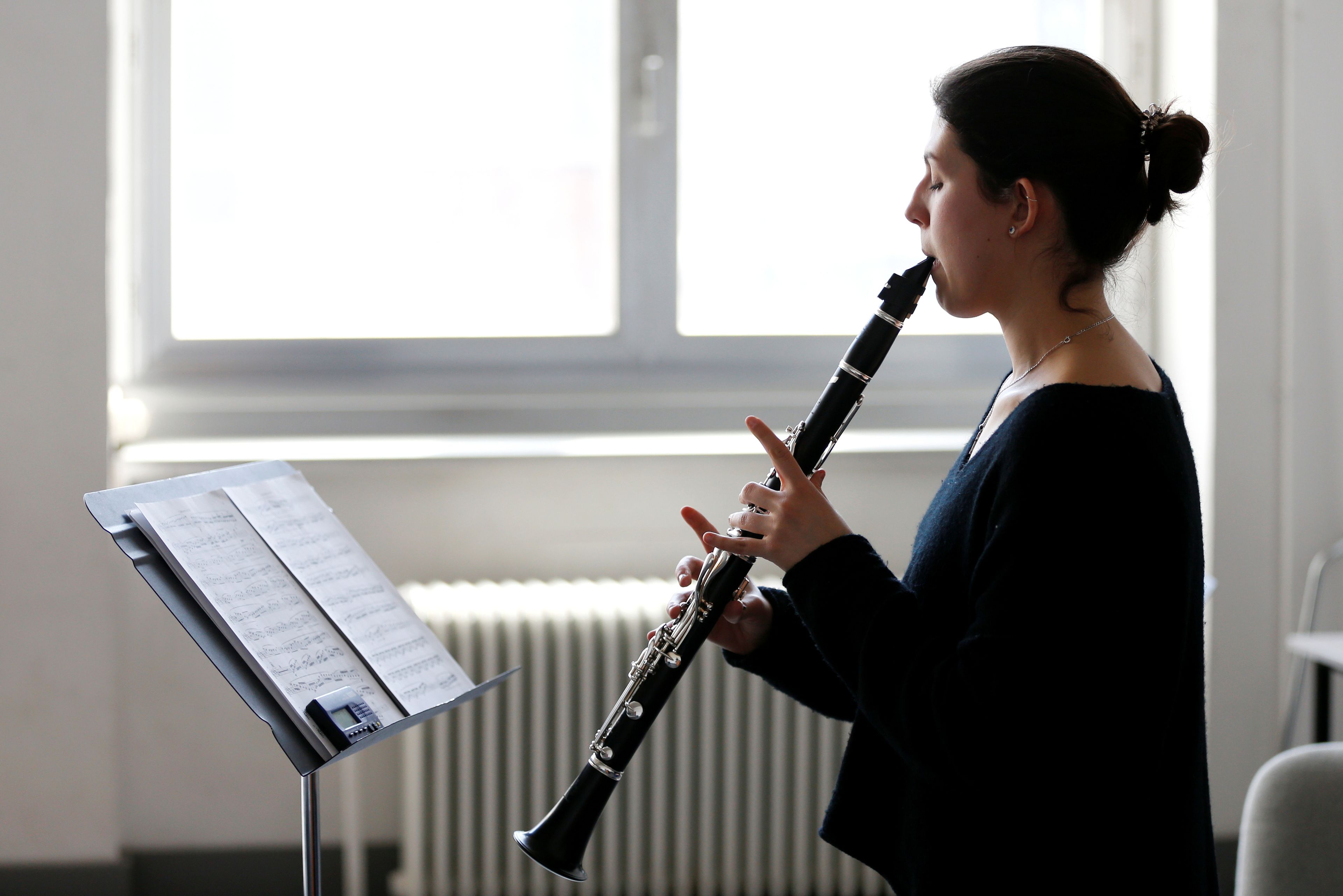 Mujer tocando el clarinete