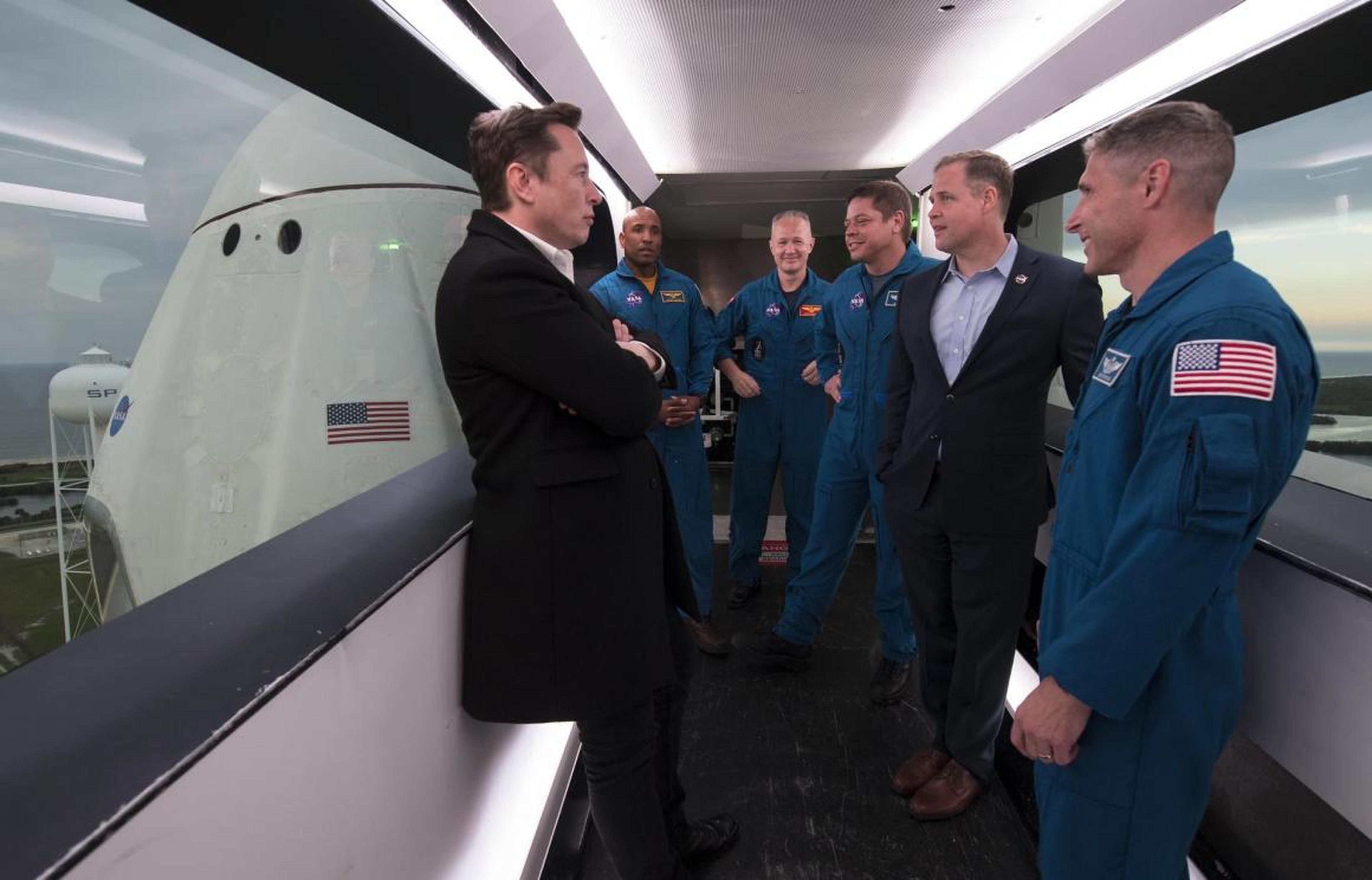 Elon Musk (izquierda) hablando con los astronautas de la NASA, incluidos Behnken y Hurley, durante un recorrido por el complejo de lanzamiento 39A en el Centro Espacial Kennedy en Florida.