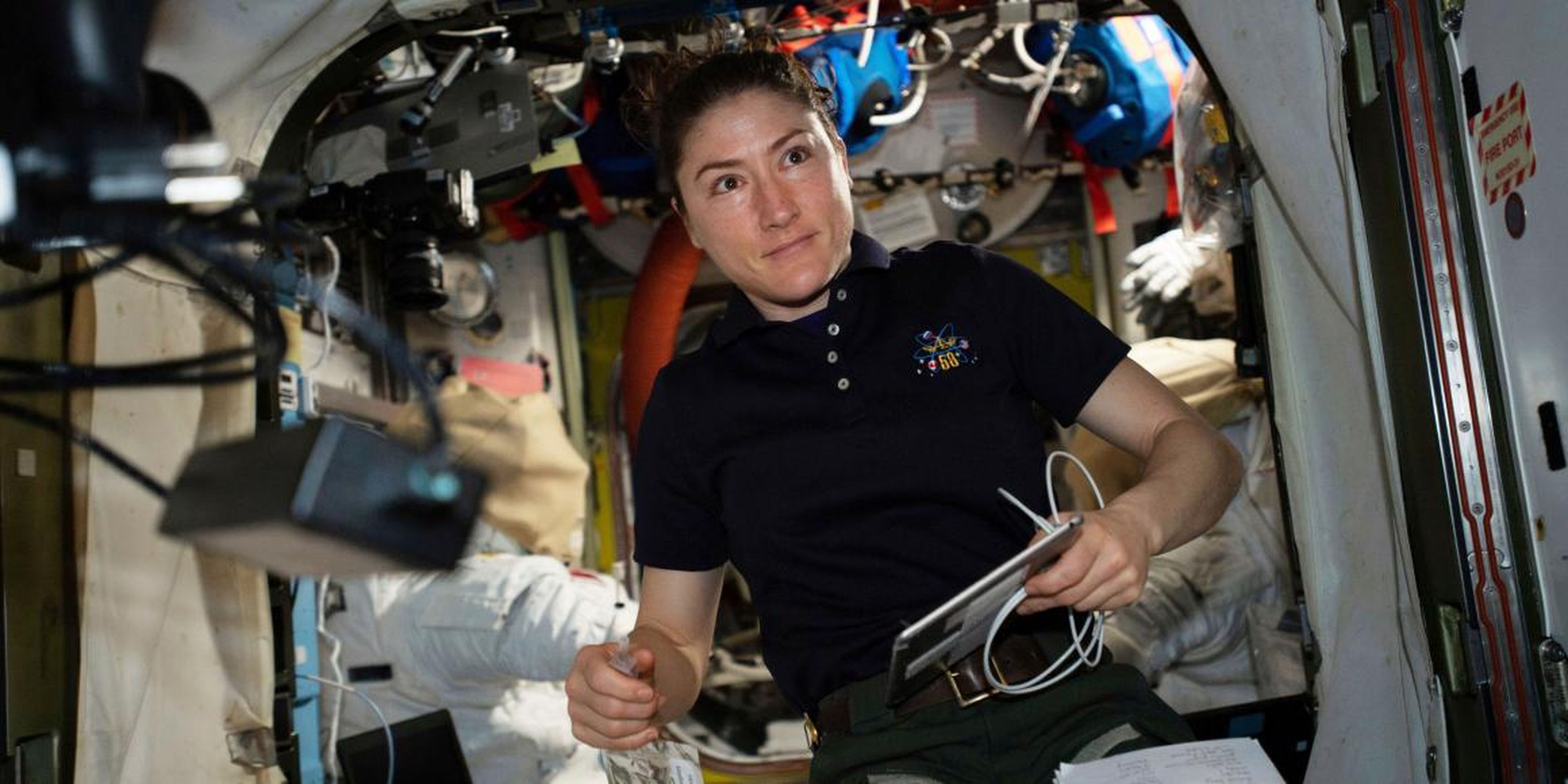 La astronauta de la NASA Christina Koch, trabajando en la Estación Espacial Internacional el 8 de abril de 2019.
