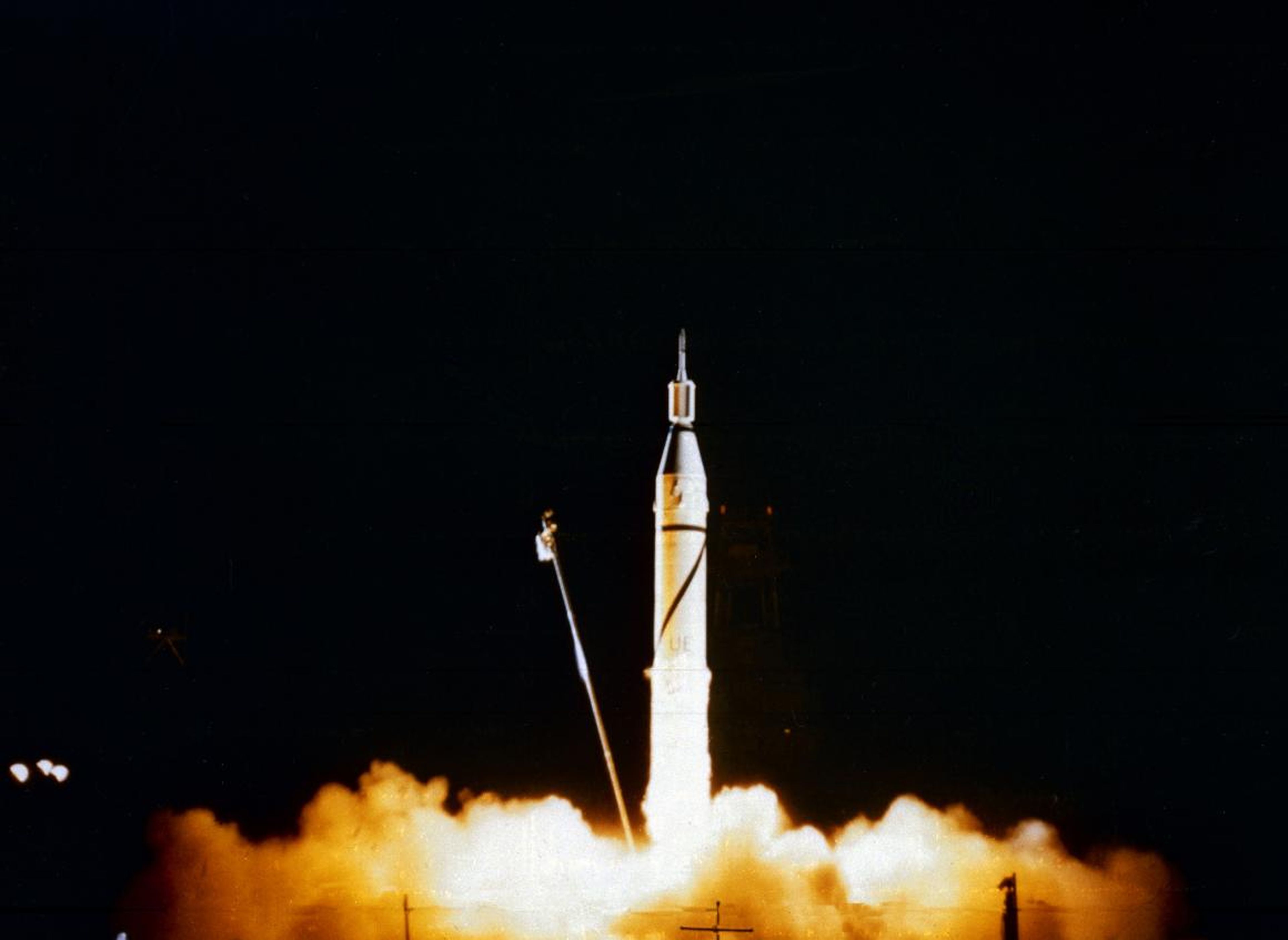 La NASA lanza su primer satélite, el Explorer 1, desde el anexo de misiles de Cabo Cañaveral de Florida el 31 de enero de 1958.