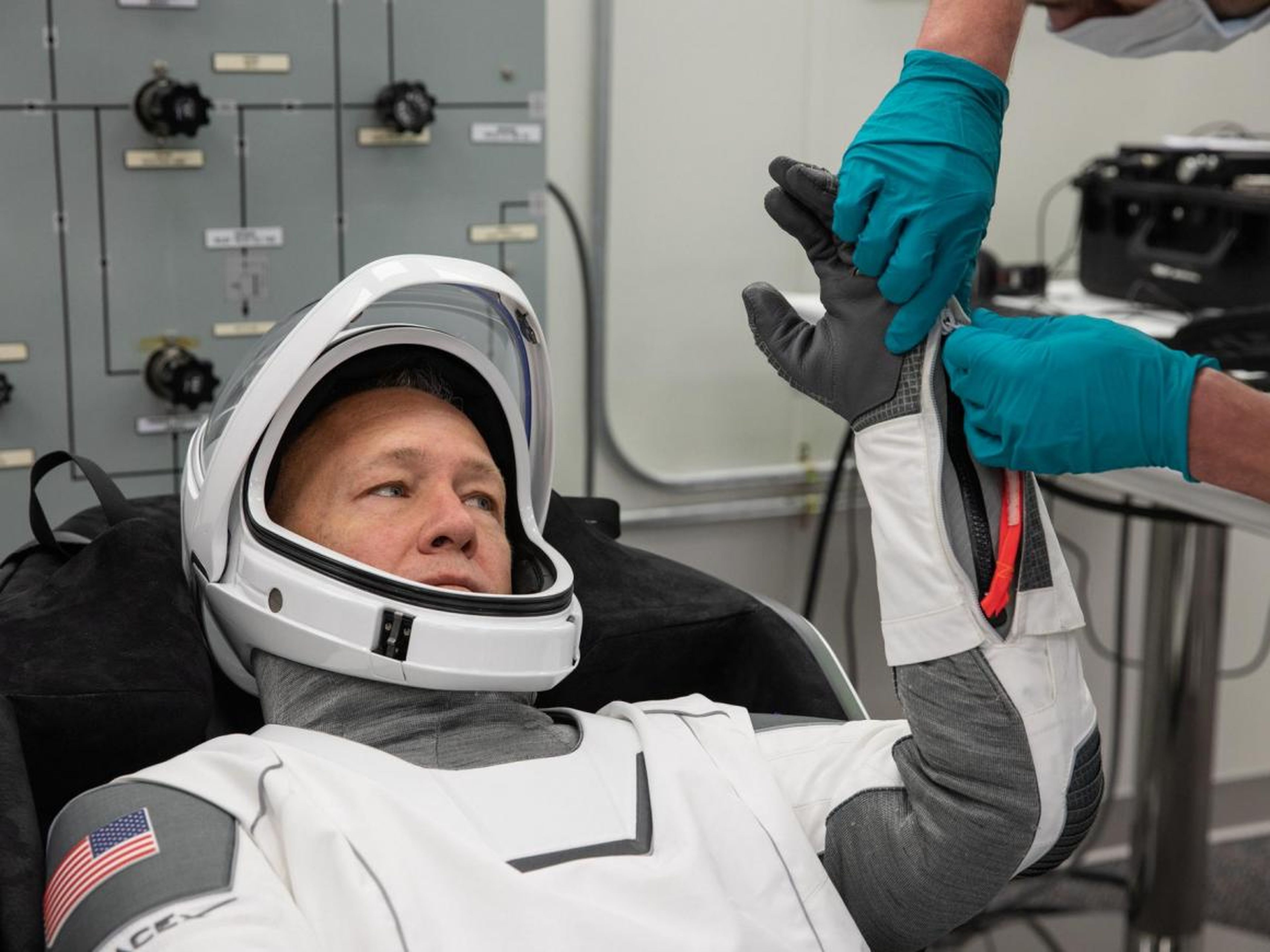 Hurley con un traje de SpaceX durante un ensayo general en el Centro Espacial Kennedy.