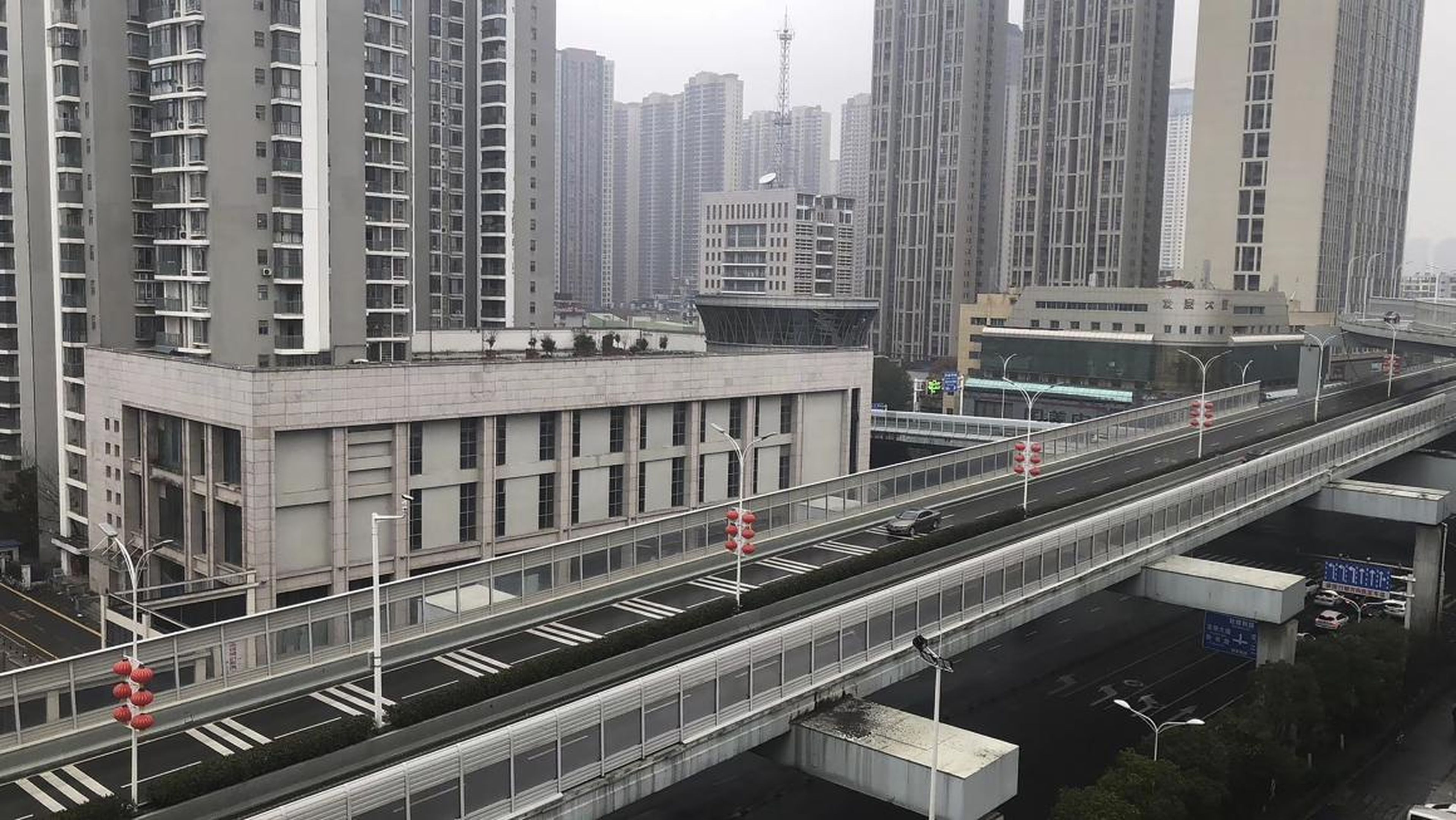 Una autopista casi desierta en Wuhan, China, el 24 de enero de 2020.