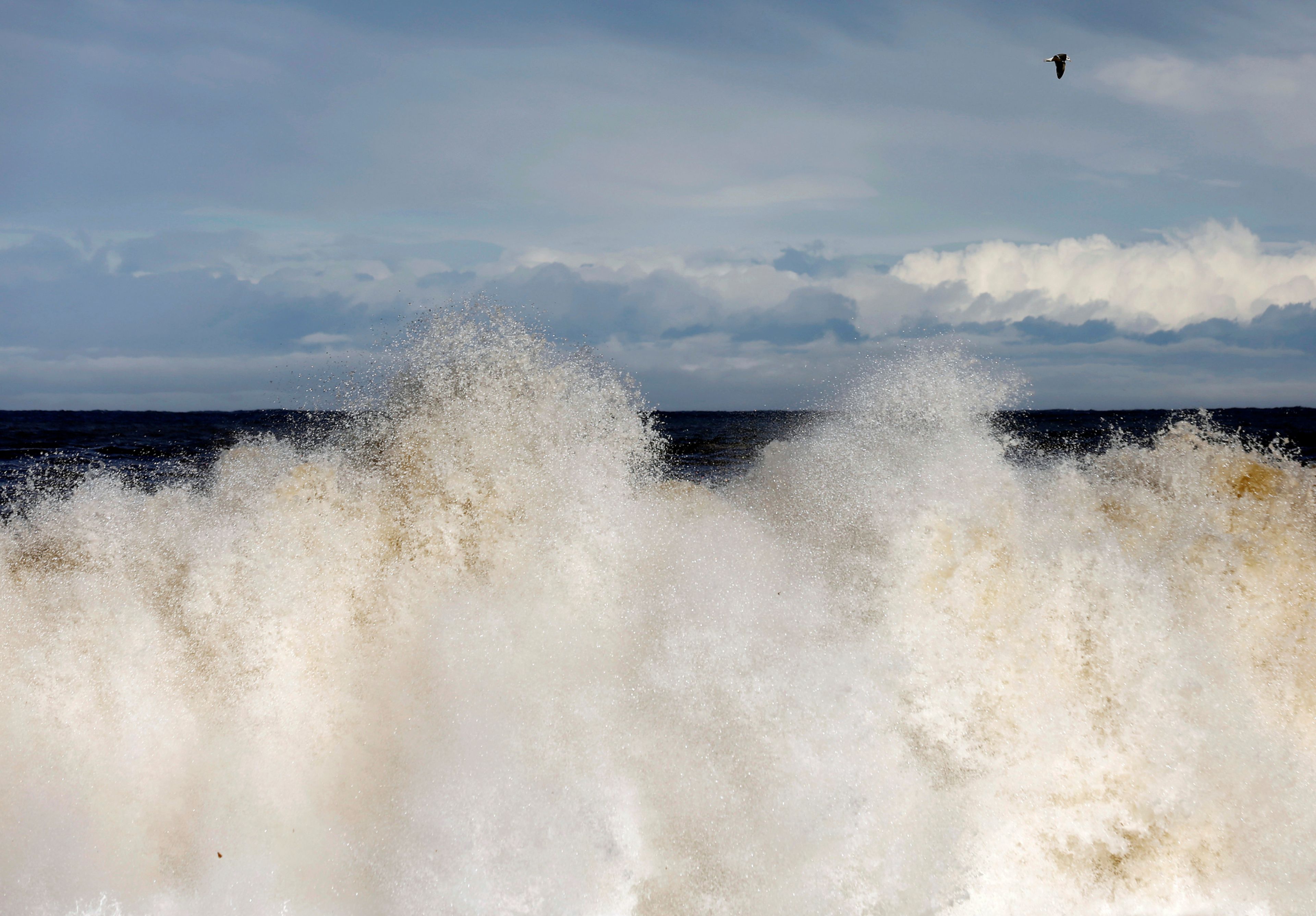 Una ola rompe en una playa del Mar de Japón
