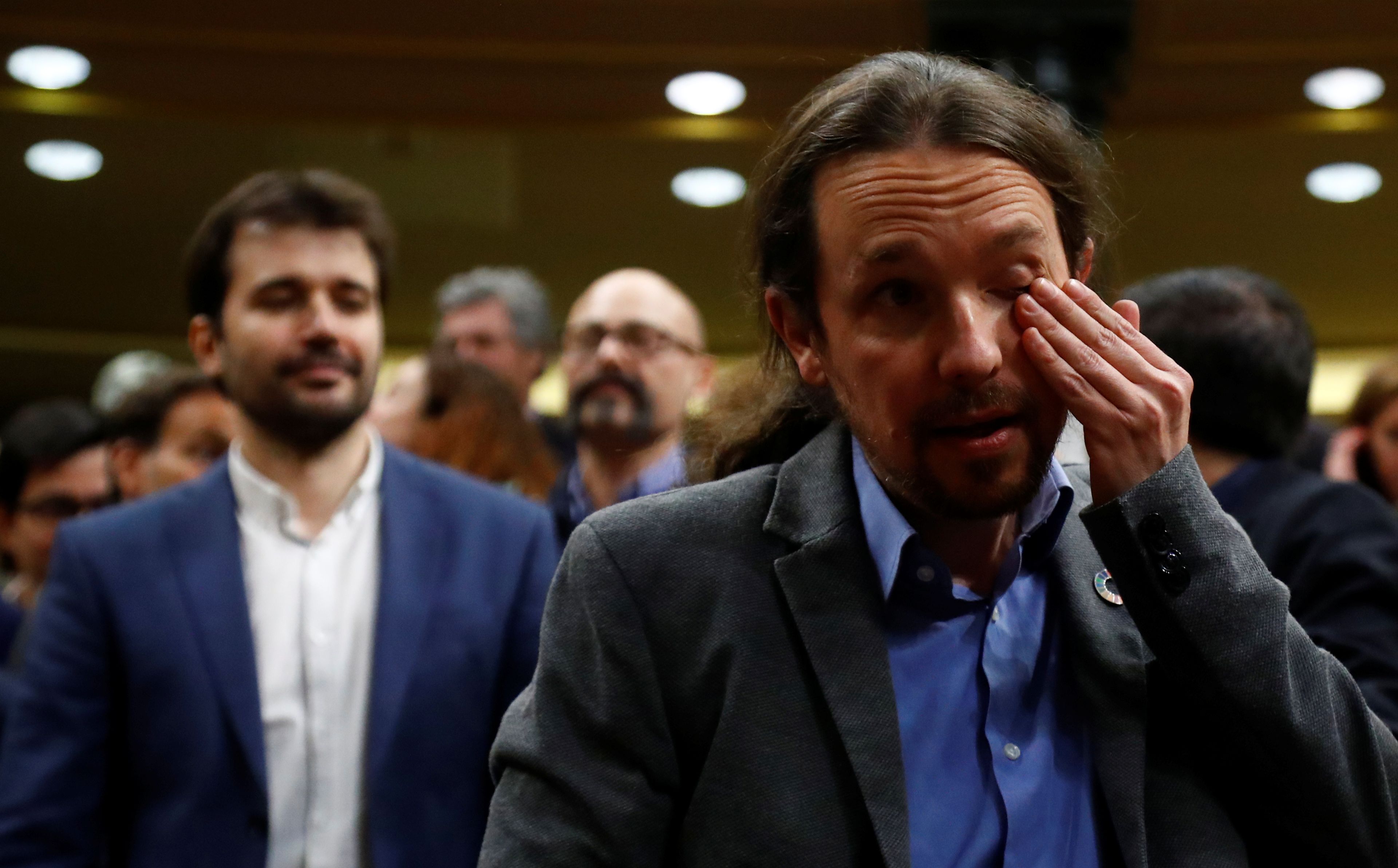 Pablo Iglesias, llorando tras la investidura de Pedro Sánchez.