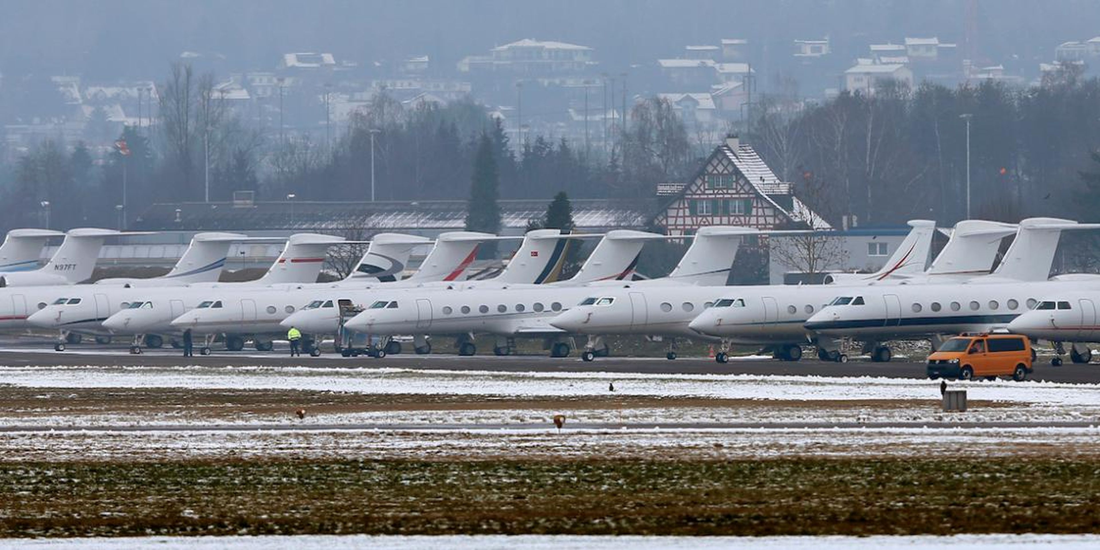 Aviones de pasajeros estacionados en la base de la Fuerza Aérea Suiza en Duebendorf, utilizada por quienes viajan a la reunión anual del Foro Económico Mundial en Davos, Suiza, en enero de 2016.