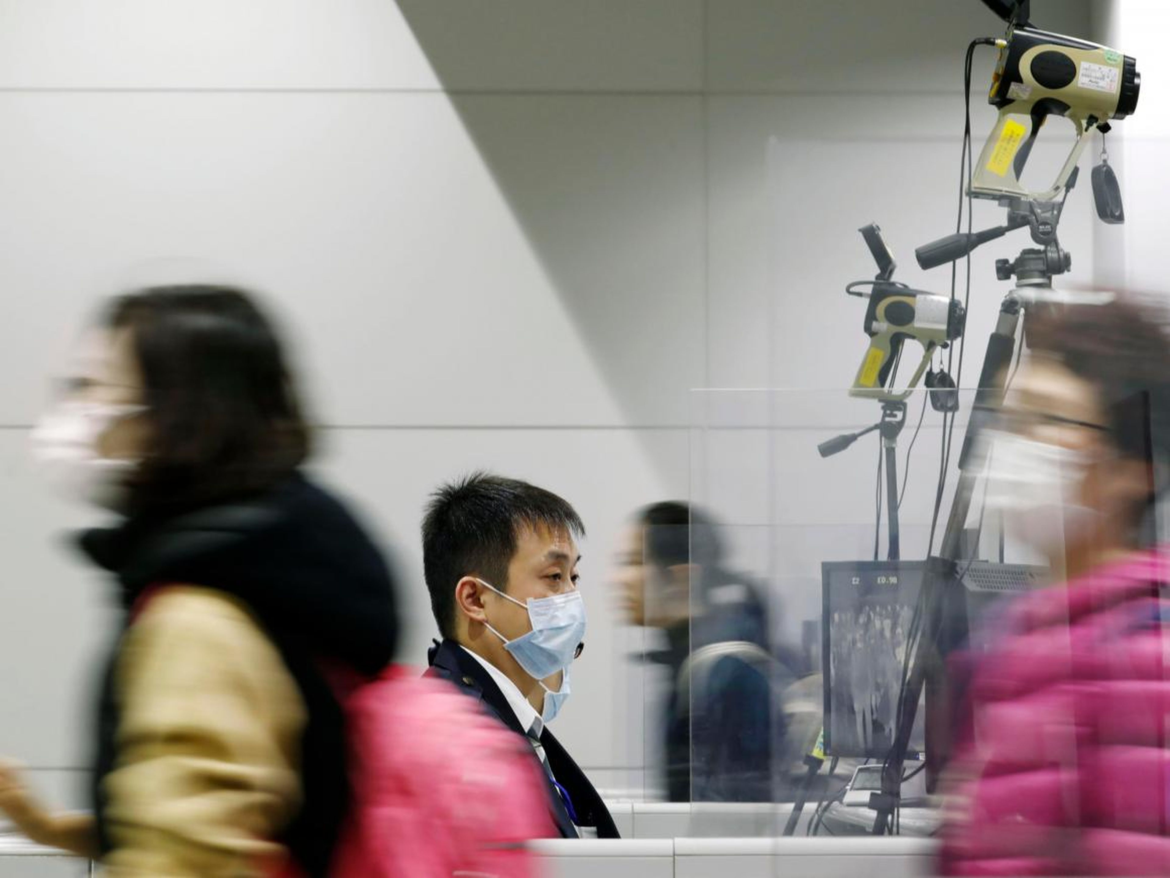 Pasajeros con mascarillas durante una inspección de cuarentena en el aeropuerto internacional de Kansai en Osaka (Japón), el miércoles 22 de enero de 2020.
