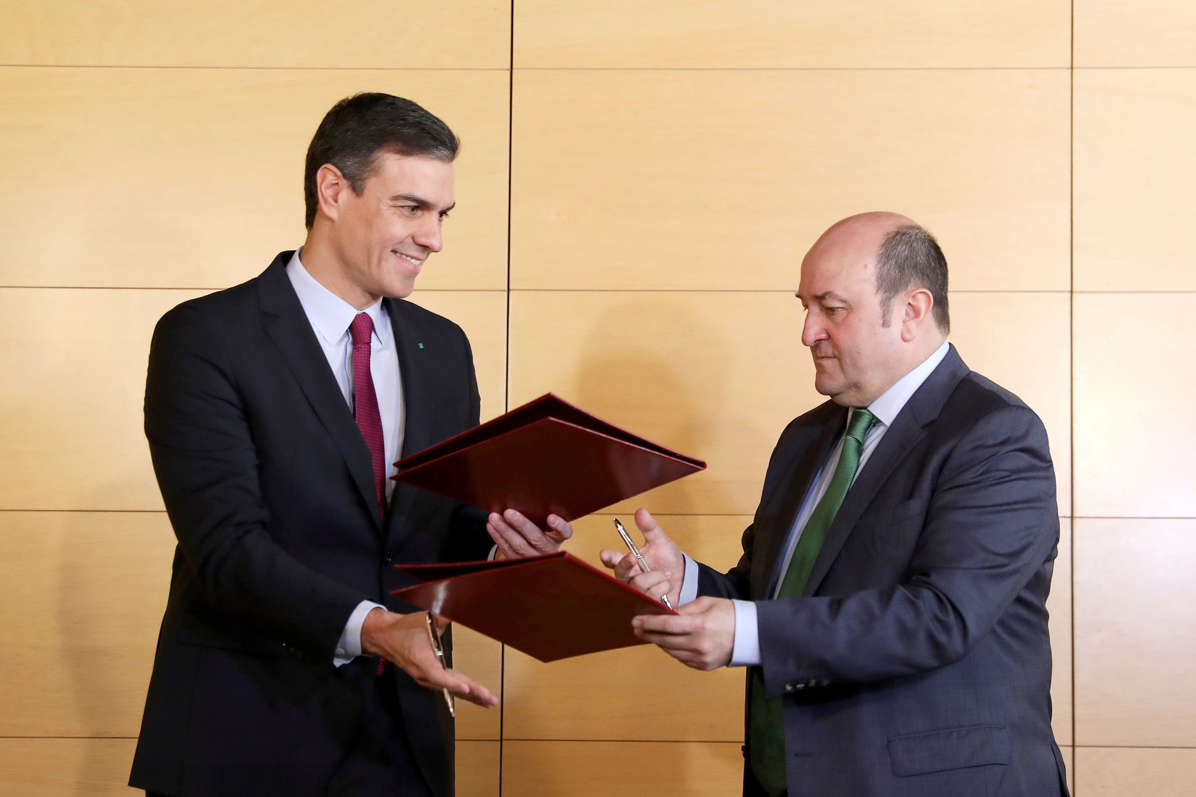 Pedro Sánchez firma su acuerdo con Andoni Ortuzar (PNV).