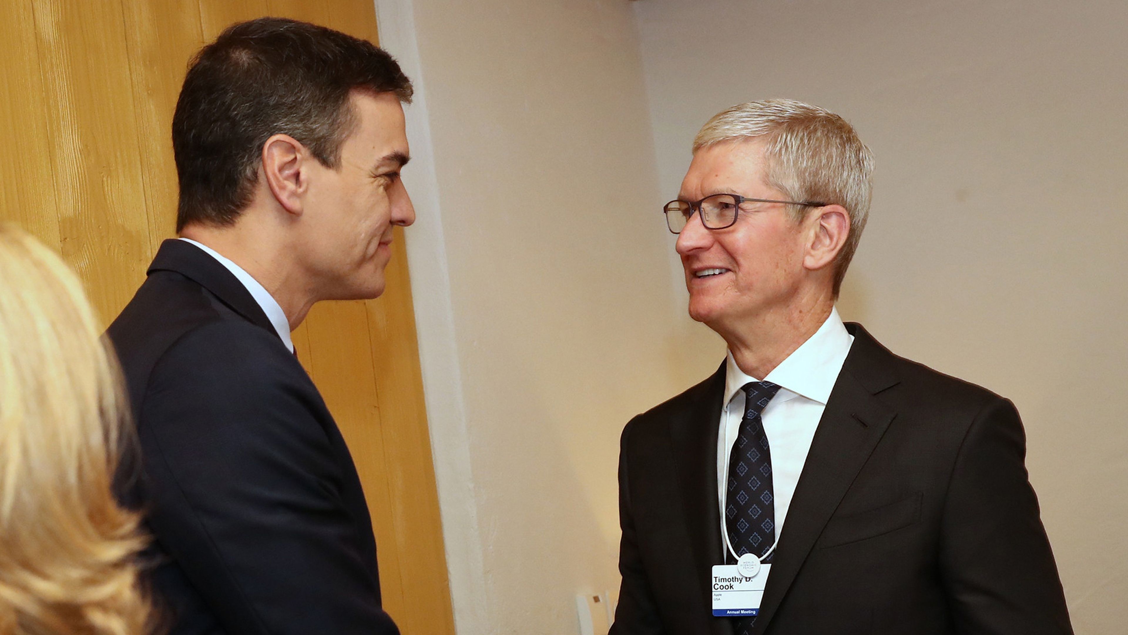 El presidente del Gobierno, Pedro Sánchez, charla en Davos con Tim Cook, CEO de Apple.