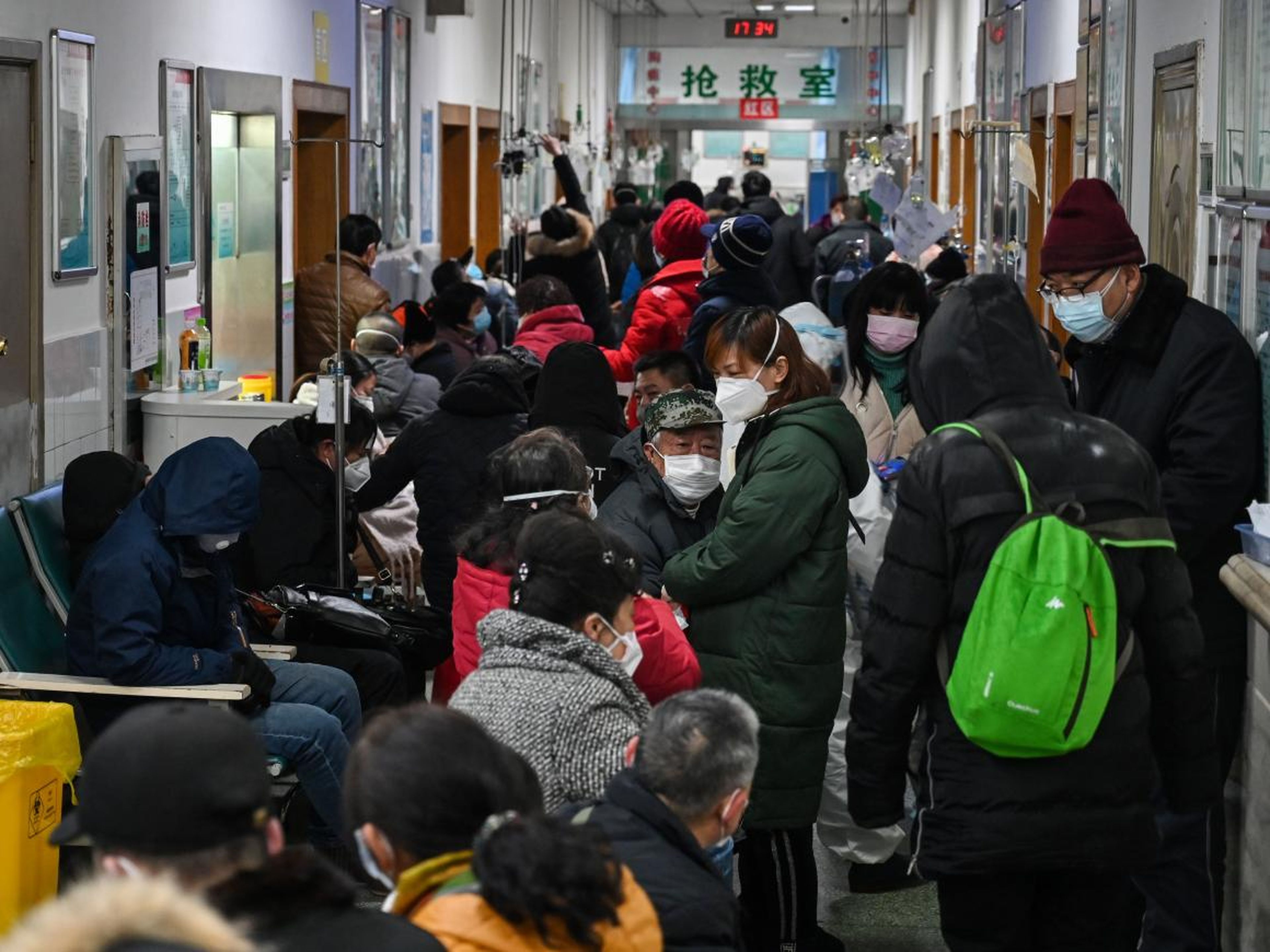 La gente espera para recibir atención médica en el Hospital de la Cruz Roja de Wuhan.