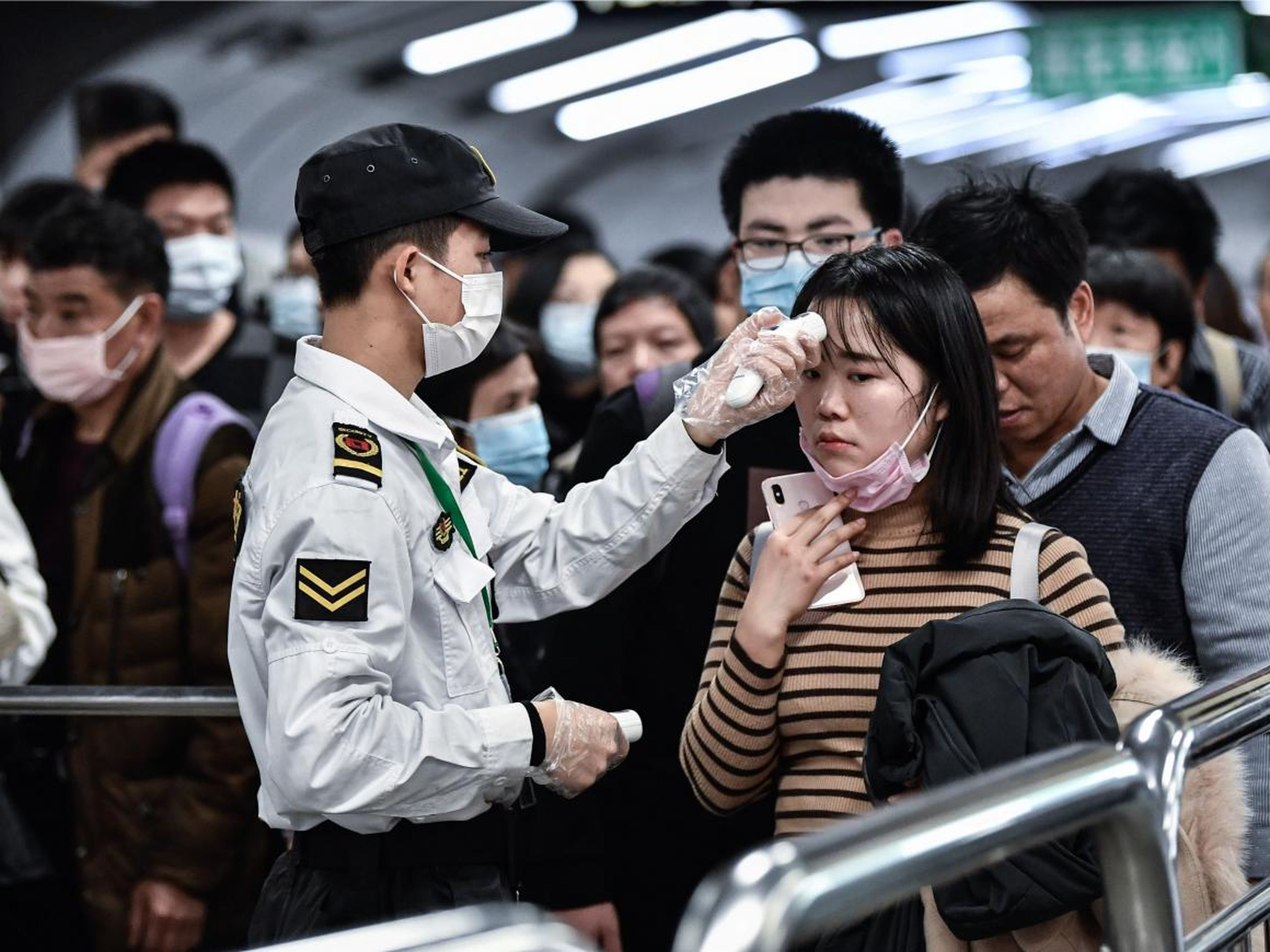 Gente con máscaras en Guangzhou, China.