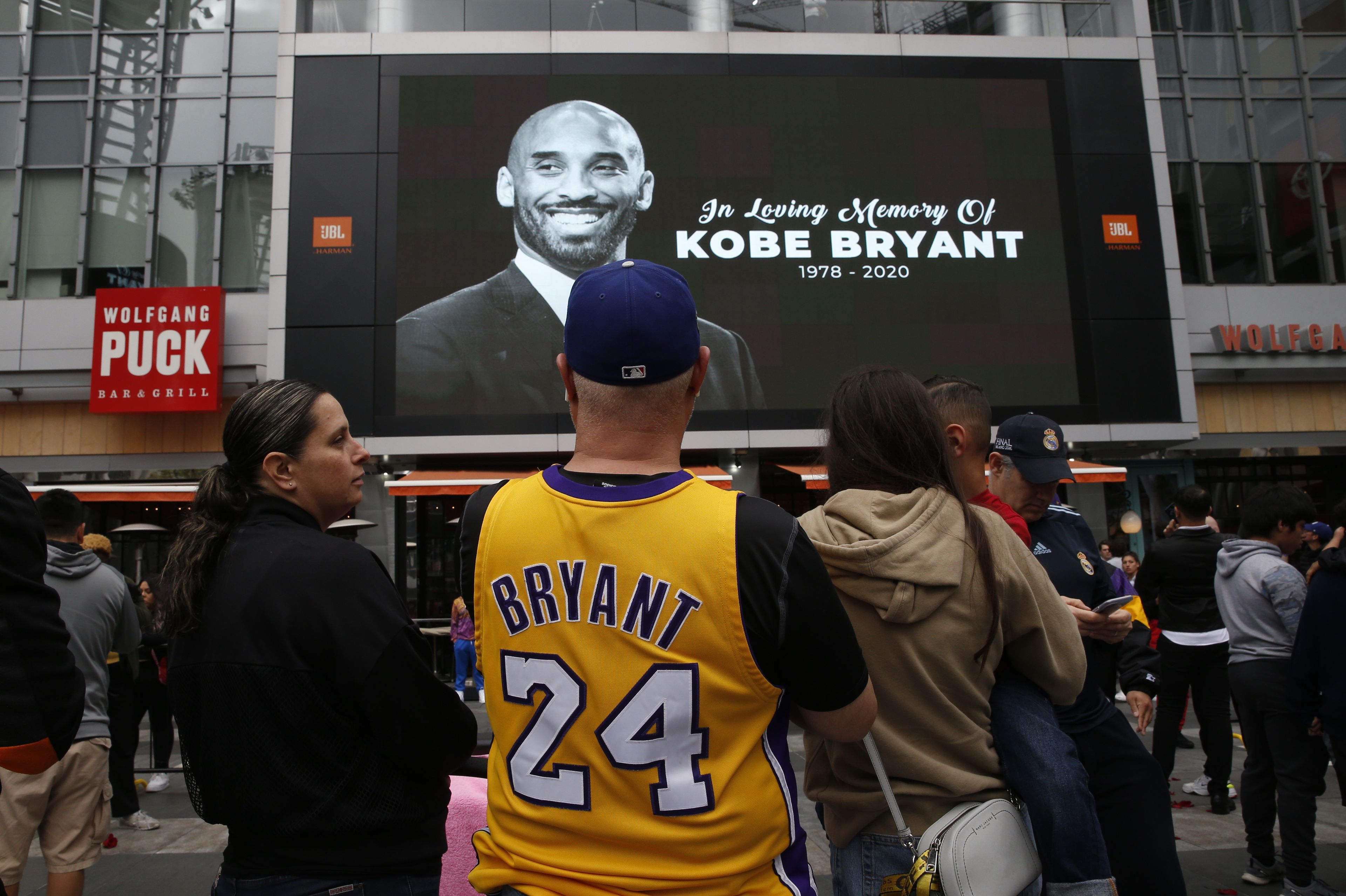 Personas homenajean a Kobe Bryant tras su fallecimiento.