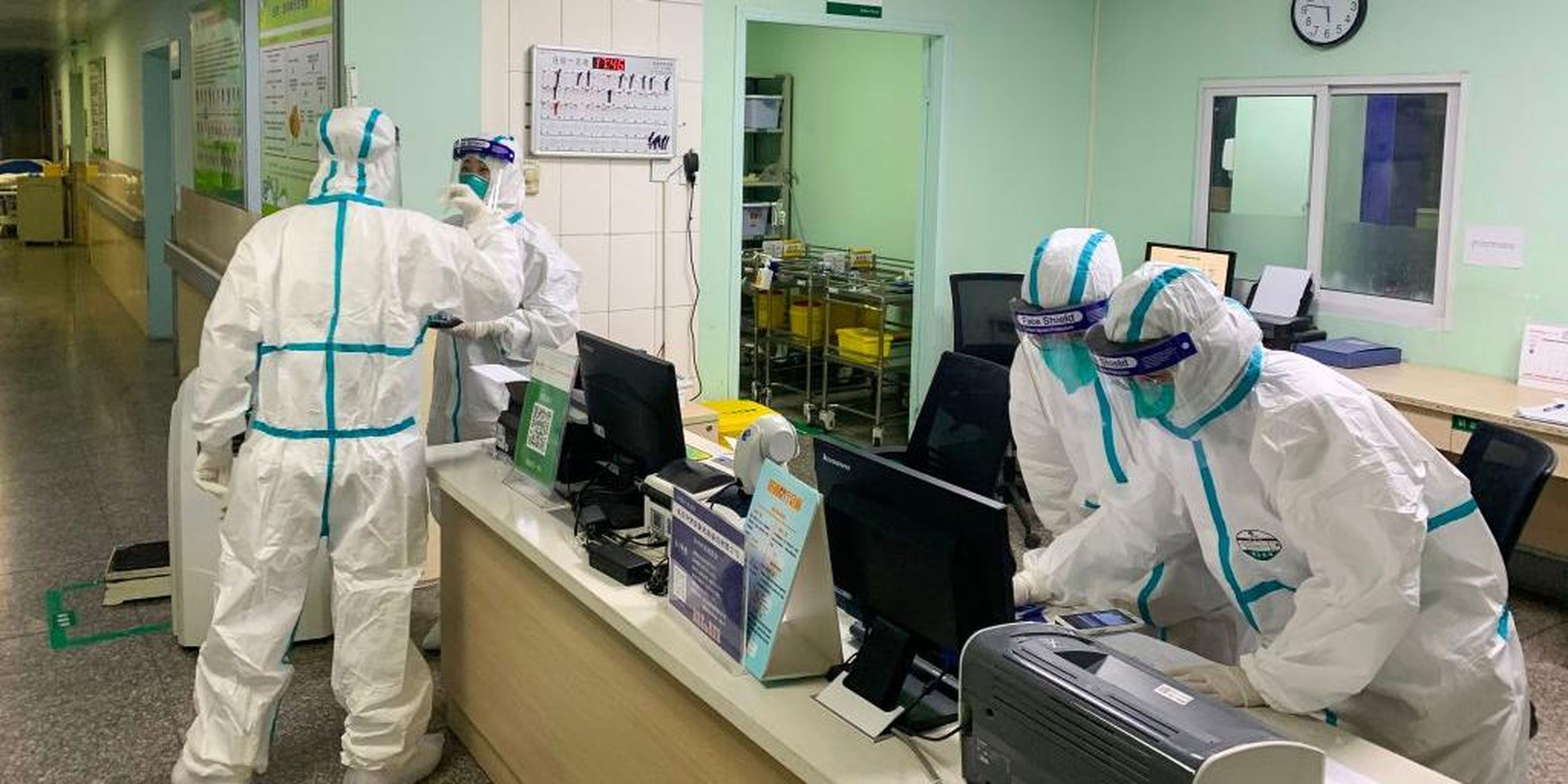 La foto del 22 de enero muestra a miembros del personal médico del hospital Zhongnan, Wuhan, con trajes protectores.