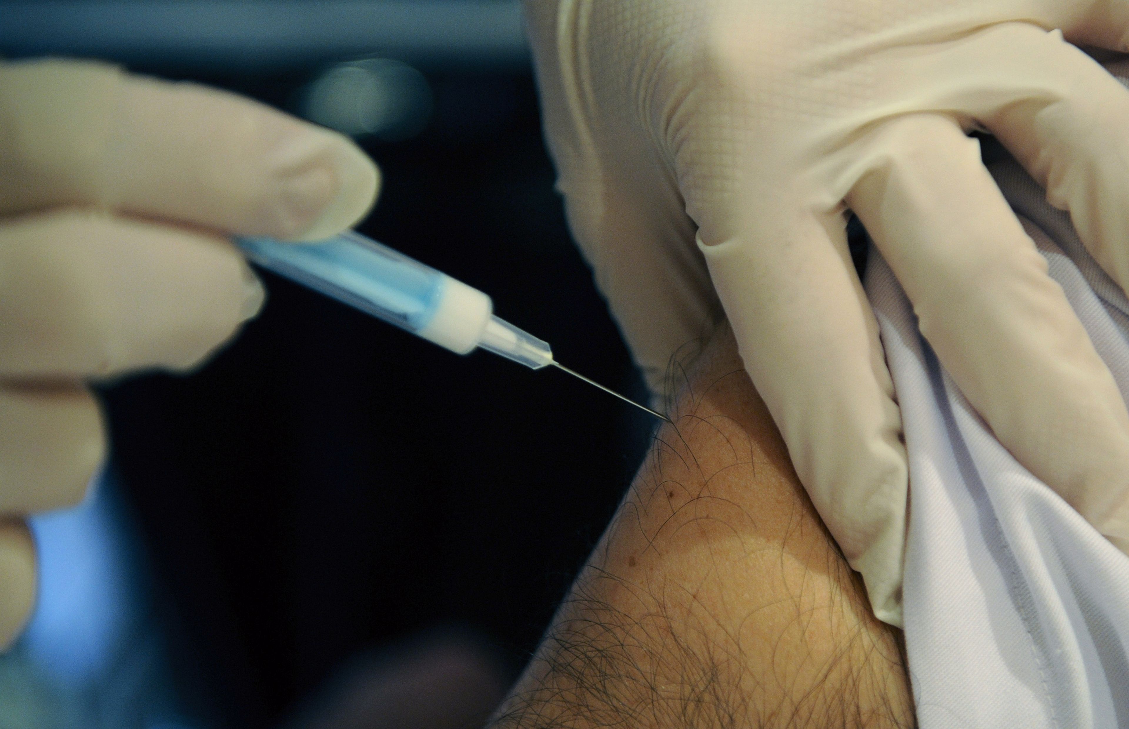 El pinchazo de la aguja de una vacuna