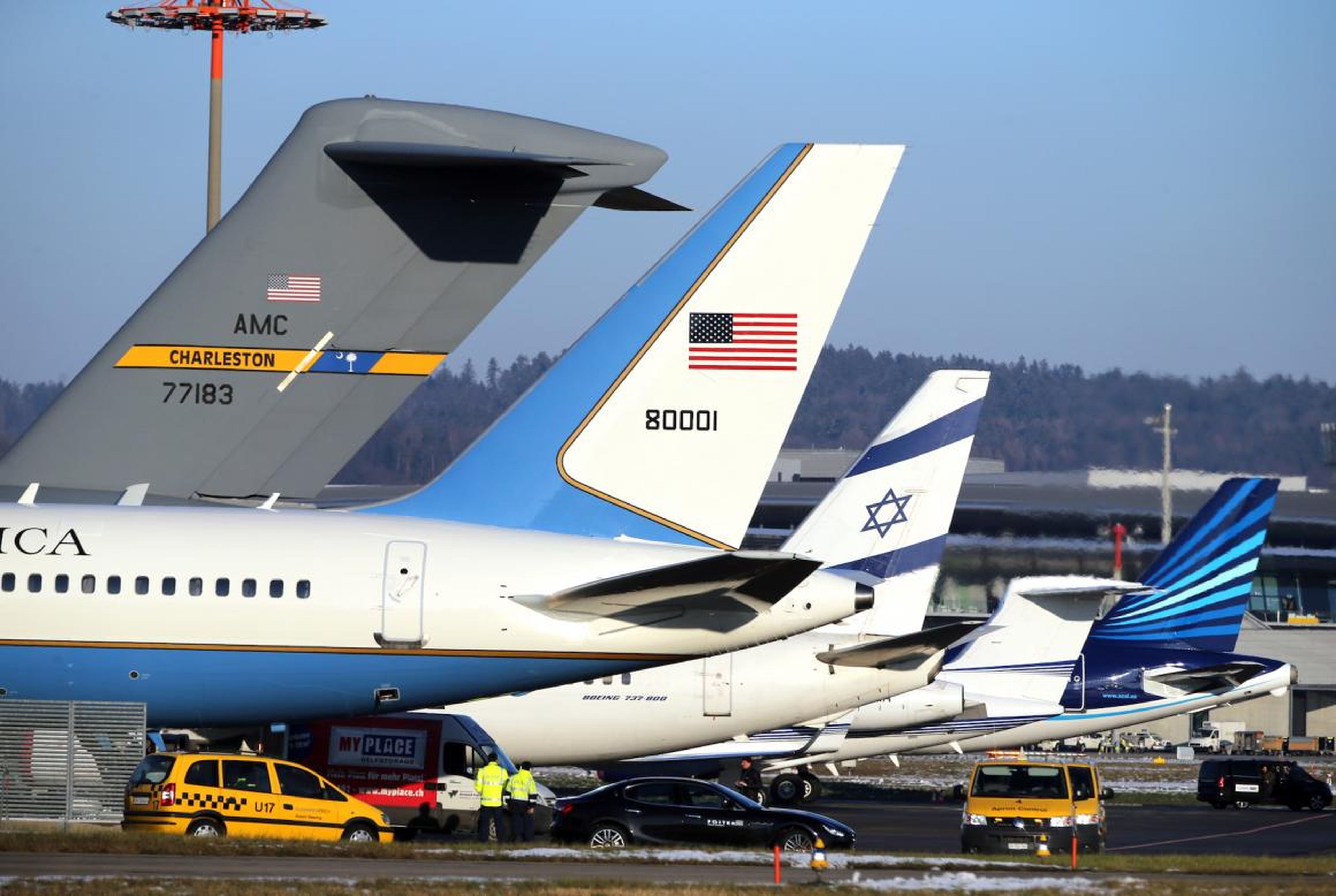 Los aviones que transportan a los delegados que asisten al Foro Económico Mundial de 2016 en Davos, Suiza, llegan al aeropuerto de Zúrich en enero de 2016.