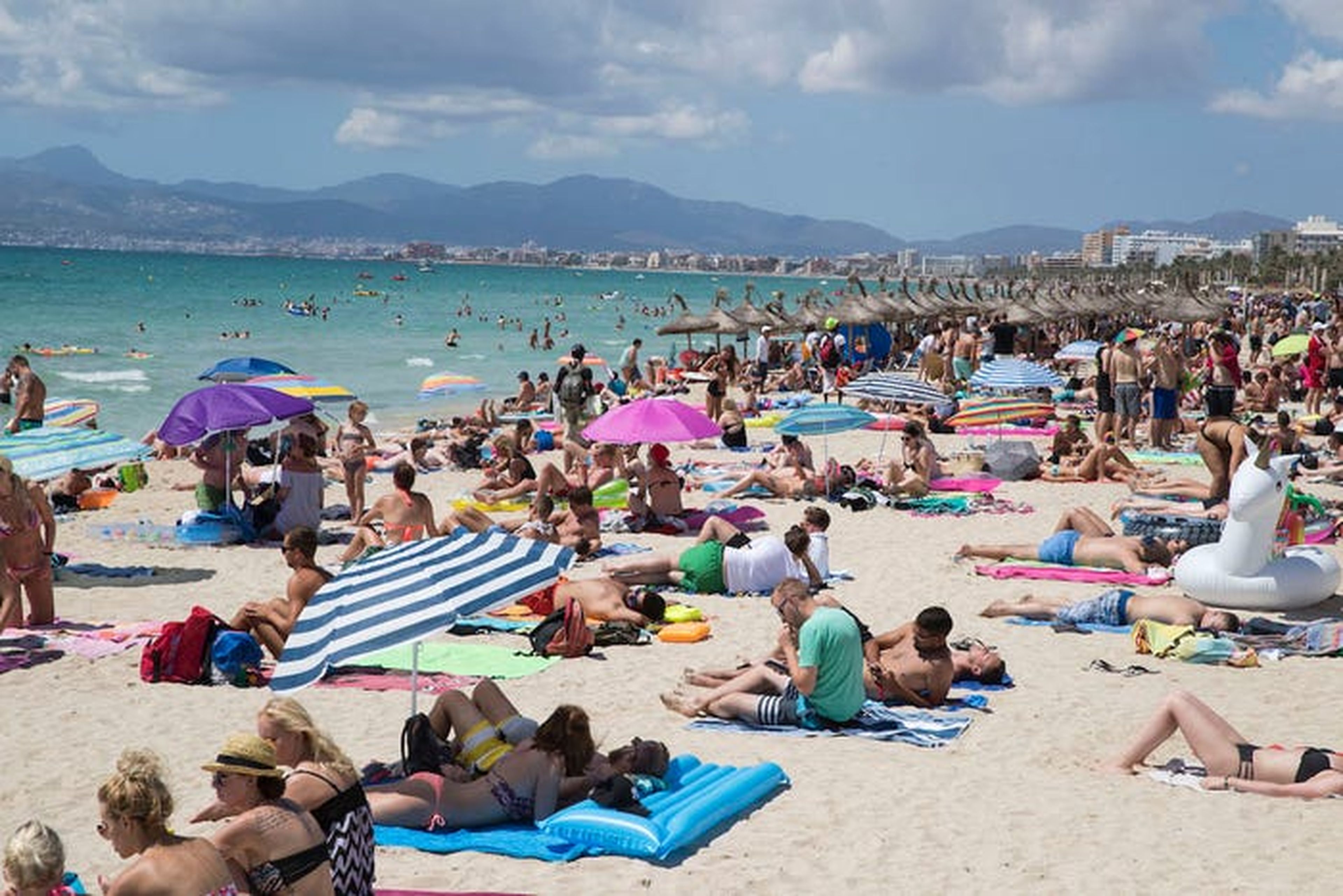 Turistas en una playa de Palma de Mallorca.