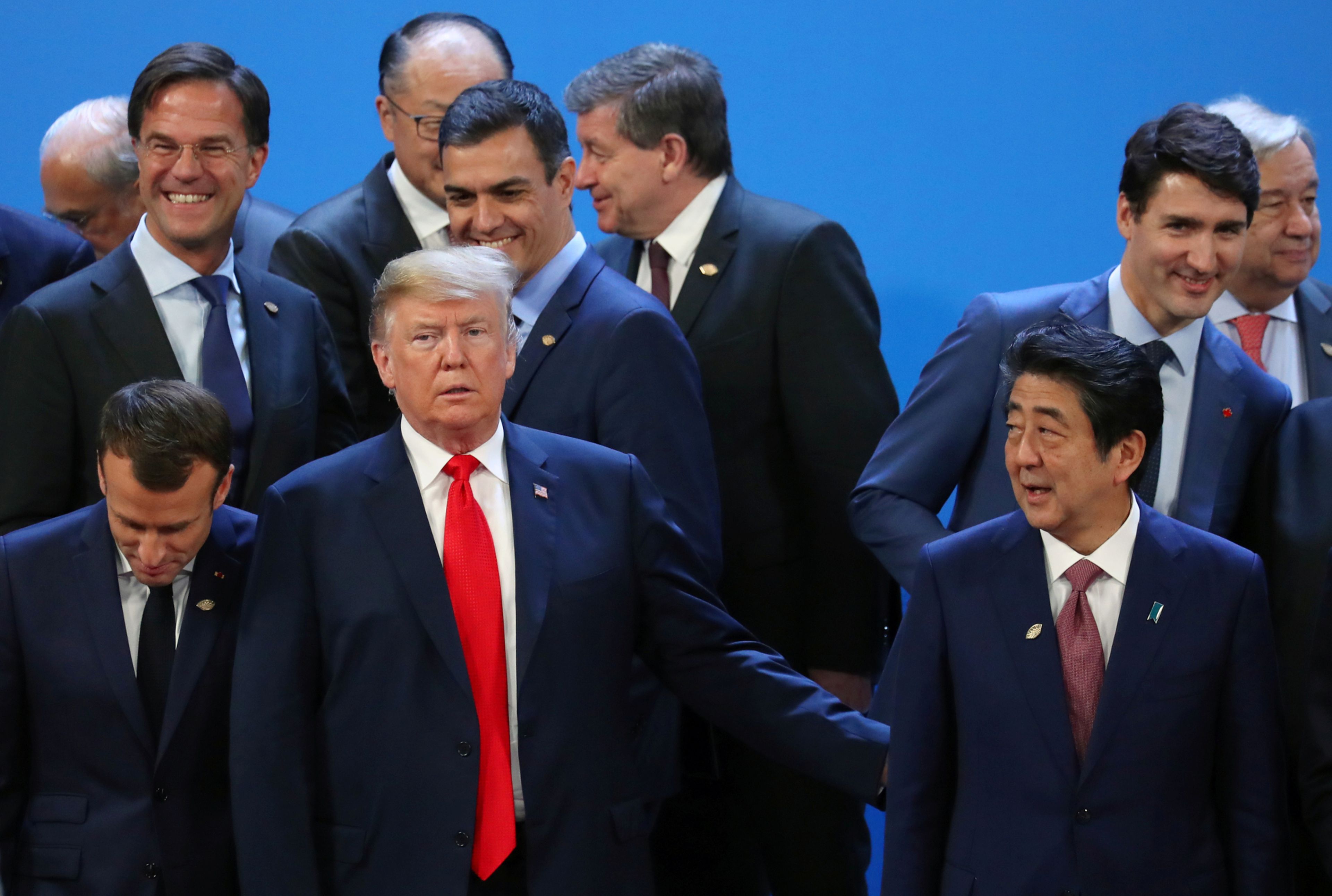 El presidente de EE.UU., Donald Trump, junto a sus homólogos francés, Emmanuel Macron, y español, Pedro Sánchez, y los primeros ministros de Canadá, Justin Trudeau, y Japón, Shinzo Abe