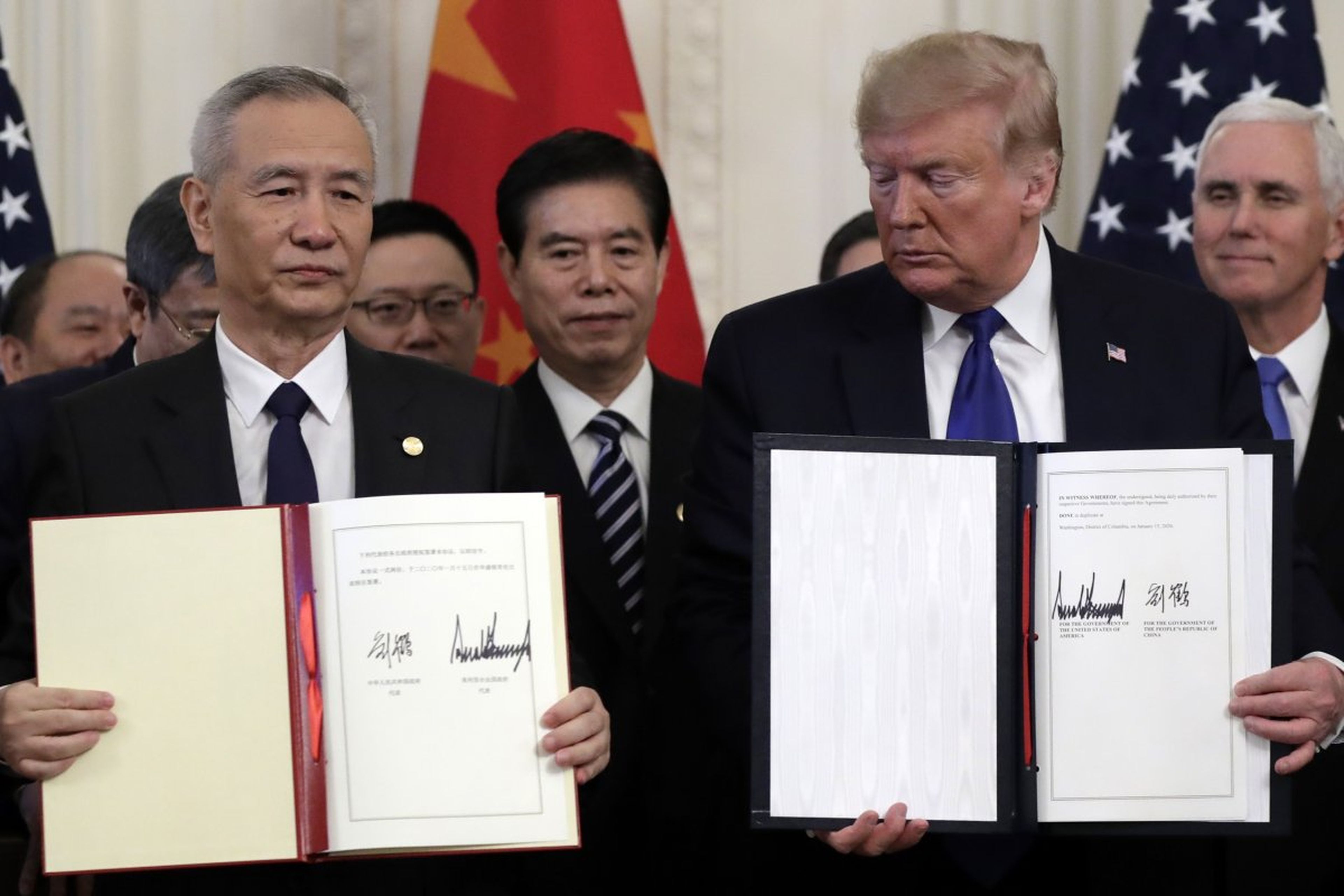 El presidente de Estados Unidos, Donald Trump, y el viceprimer ministro chino Liu He, mostrando el acuerdo firmado el 15 de enero de 2020 en Washington, EEUU.