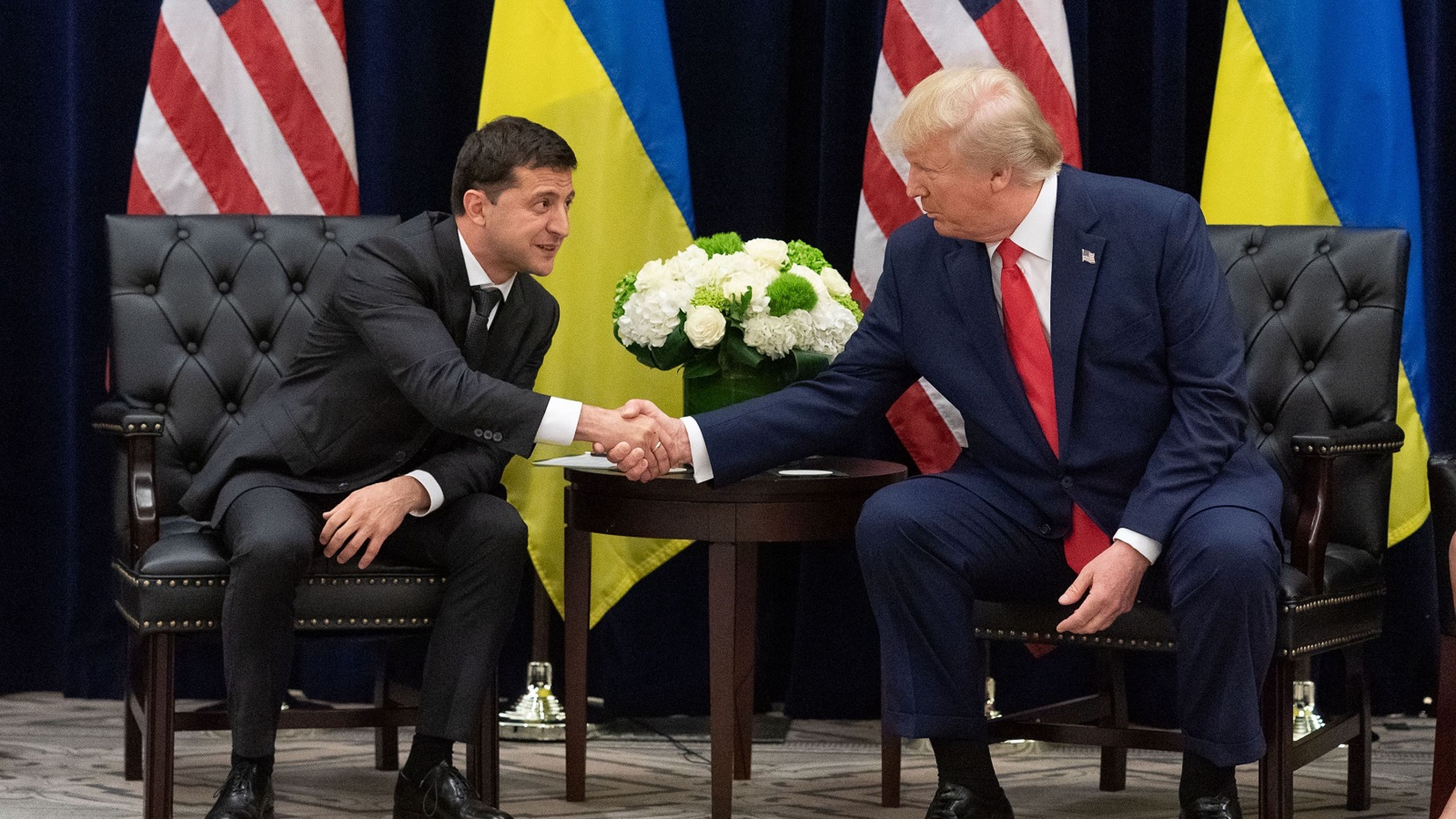 El presidente de Ucrania, Volodímir Zelenski, estrecha la mano de su homólogo estadounidense, Donald Trump.