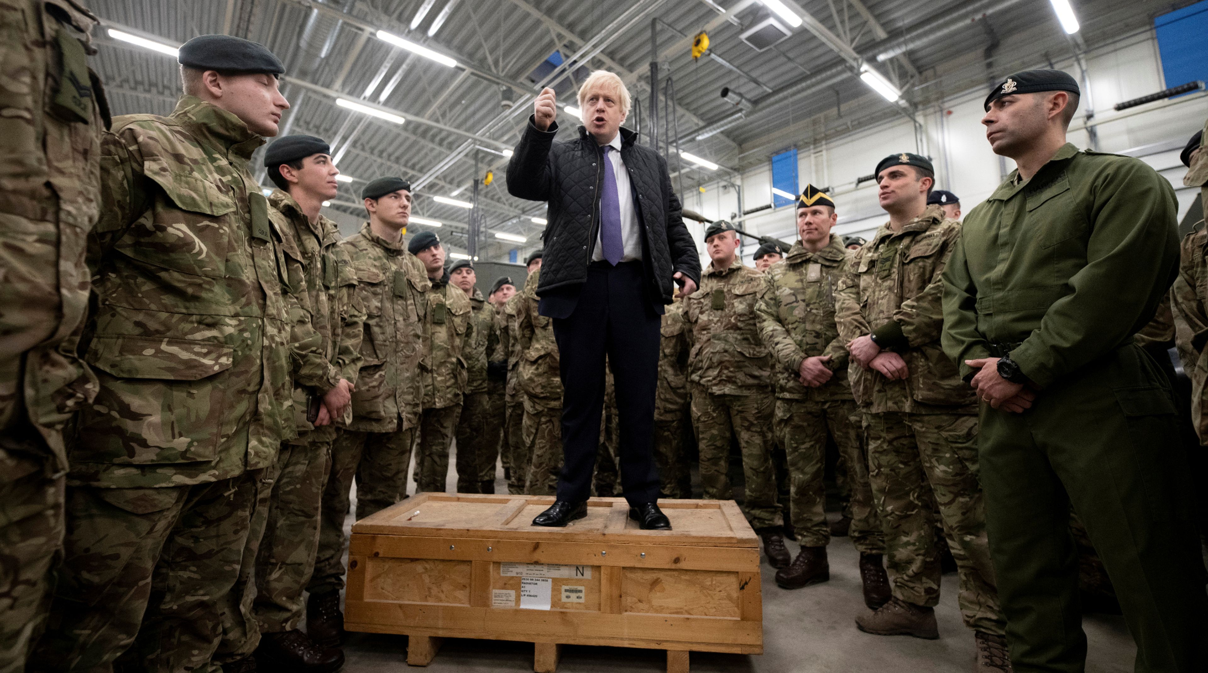 El primer ministro británico, Boris Johnson, da un discurso ante las tropas de la OTAN
