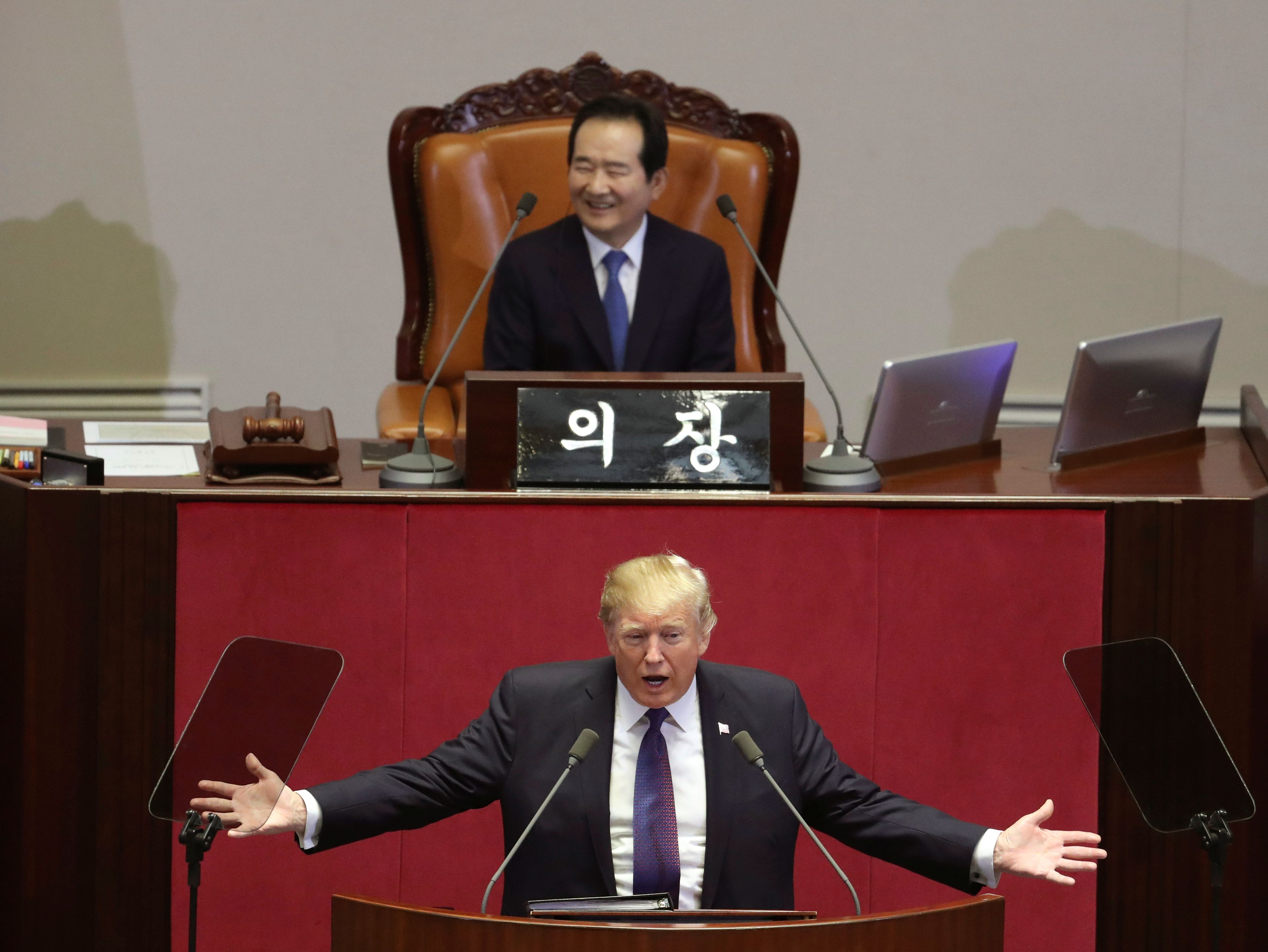 El primer ministro de Korea del Sur recibe a Trump en su Parlamento.