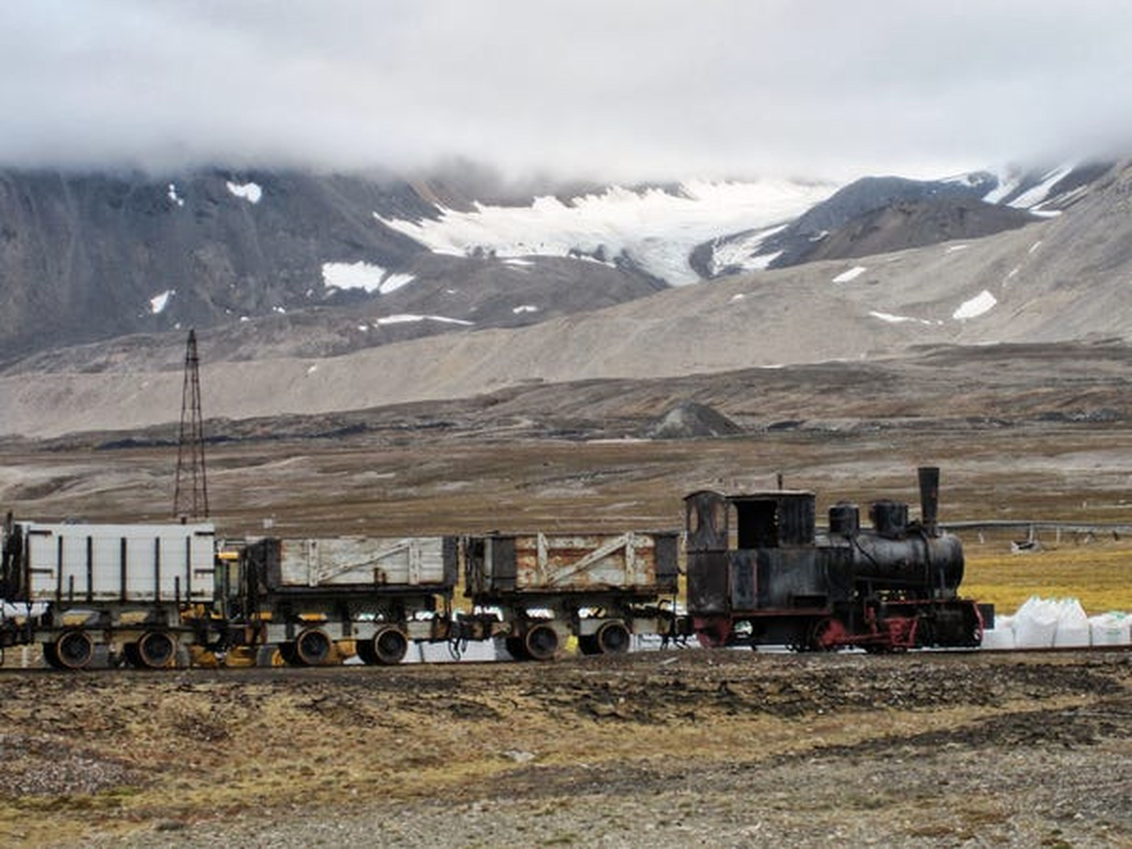 A principios del siglo XX, Longyearbyen se convirtió en una ciudad minera, aunque desde entonces las operaciones mineras se han ido eliminando progresivamente de la zona.