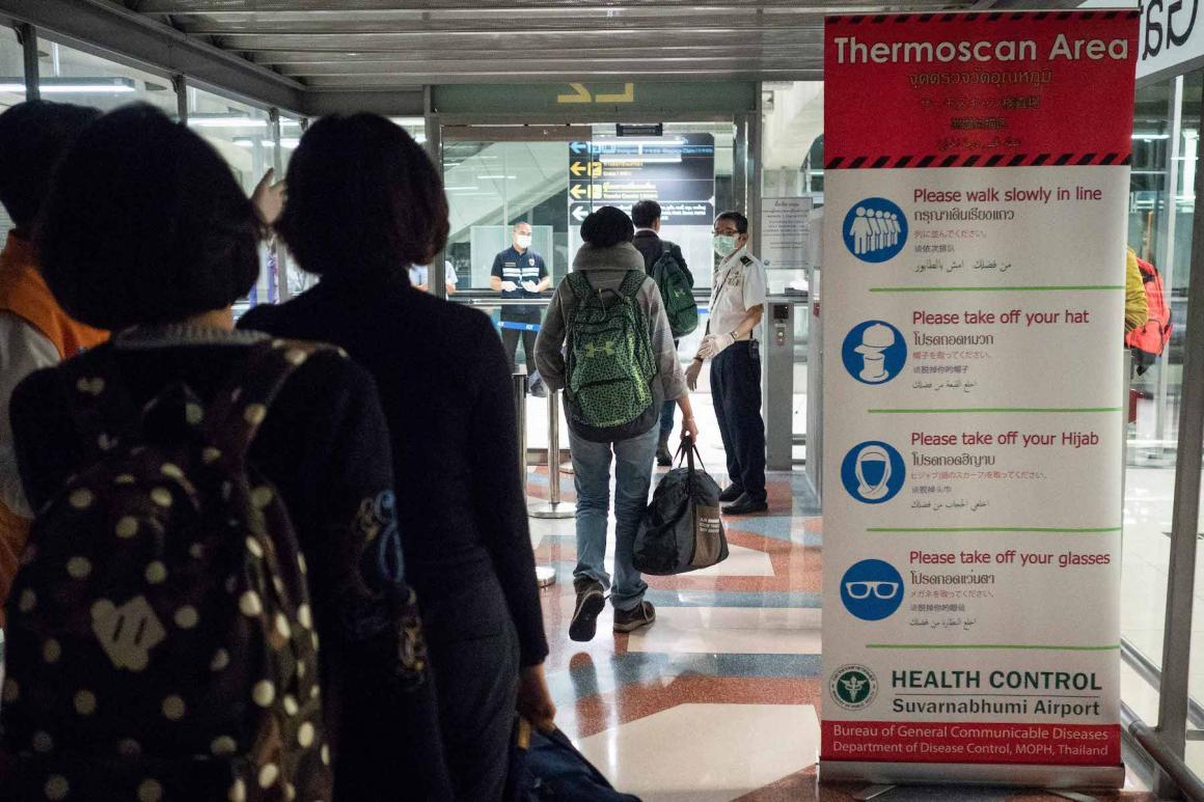 Las autoridades sanitarias efectúan exámenes térmicos a los pasajeros procedentes de Wuhan en el aeropuerto de Suvarnabhumi, en Tailandia, el 8 de enero.