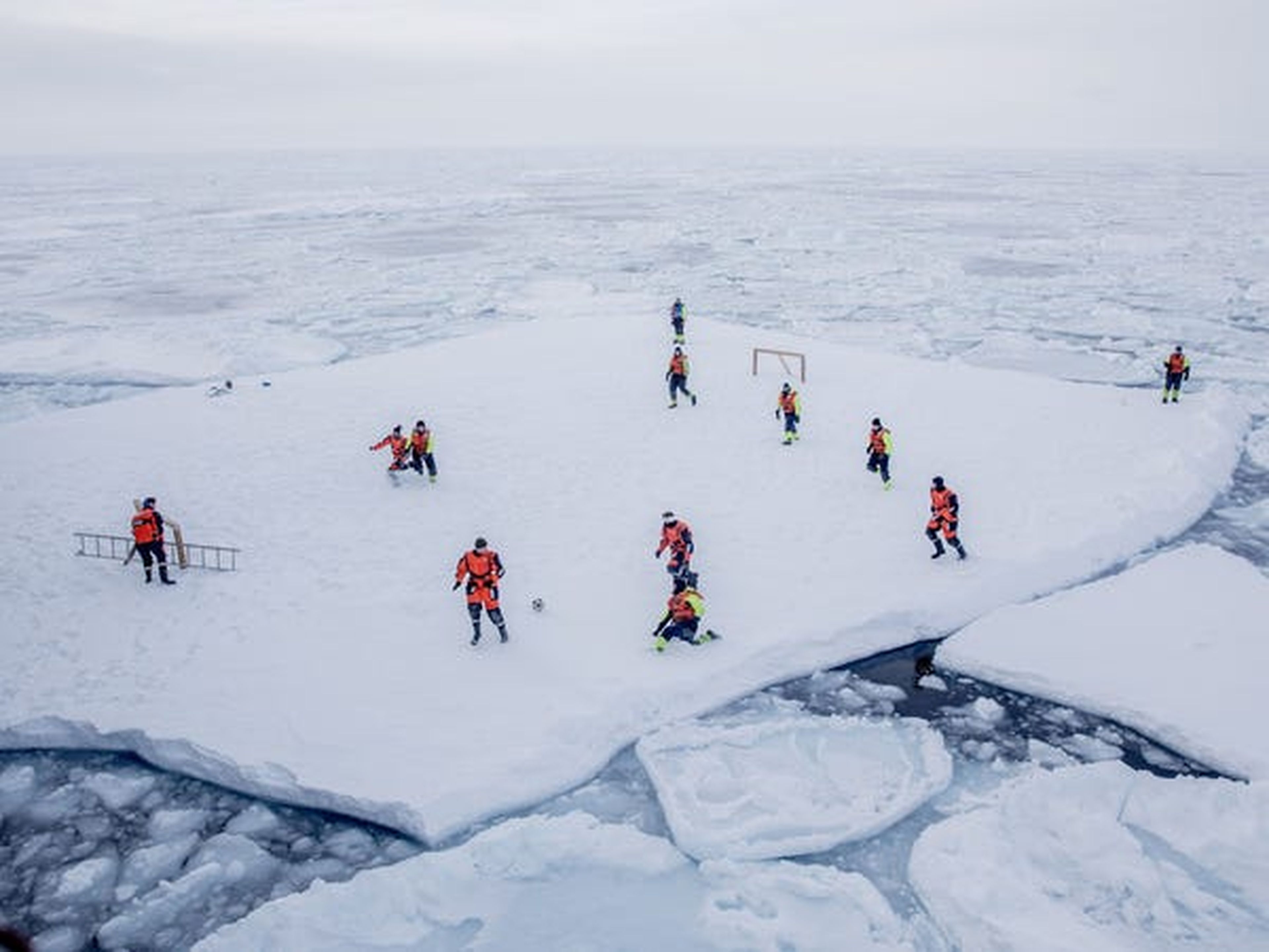 Puedes hacer un kickabout sobre el hielo. Eso sí asegúrate de estar armado por si aparecen osos polares.