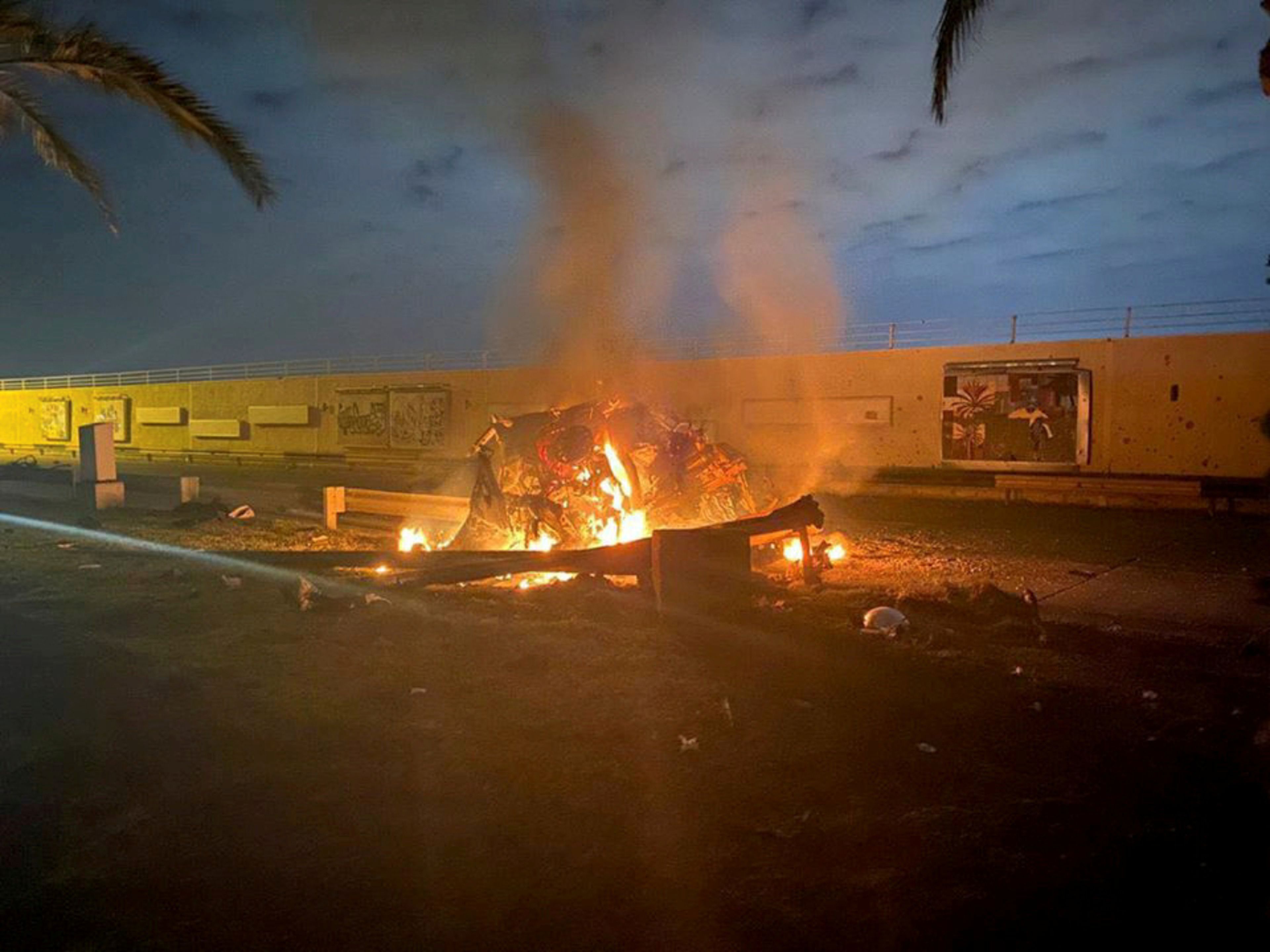 Restos en llamas junto al aeropuerto de Bagdad (Iraq) tras un bombardeo de EE.UU. sobre posiciones de los paramilitares iraquíes