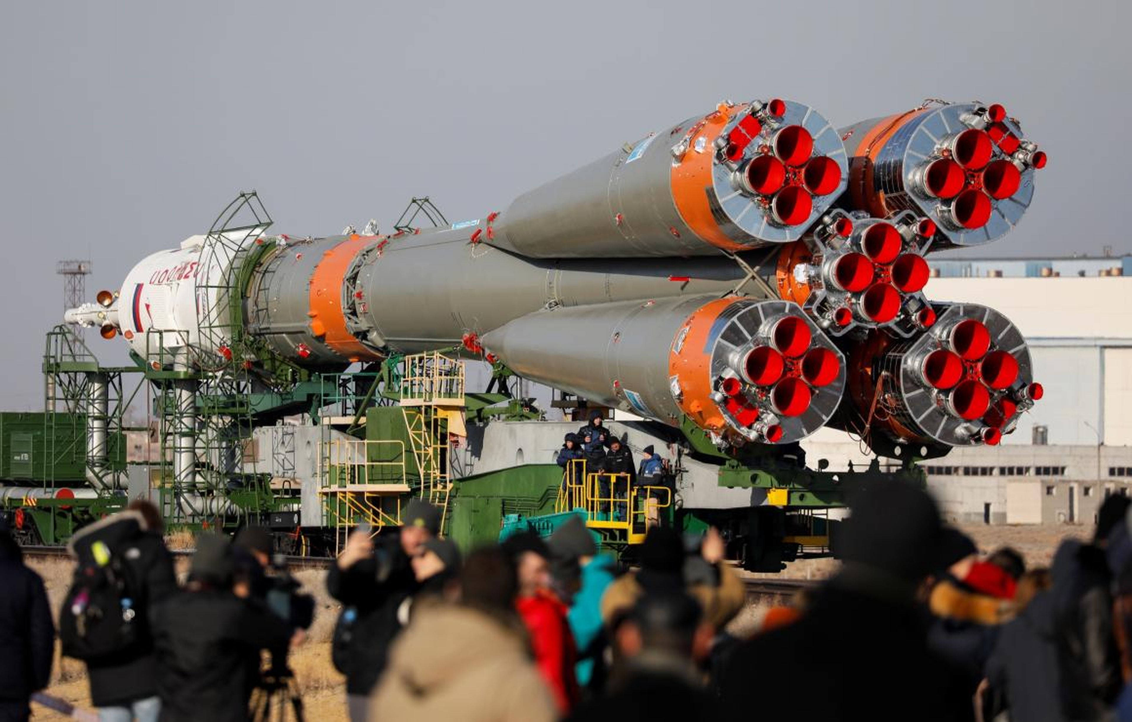 Los turistas observan cómo el cohete Soyuz MS-12 se mueve en el cosmódromo de Baikonur.