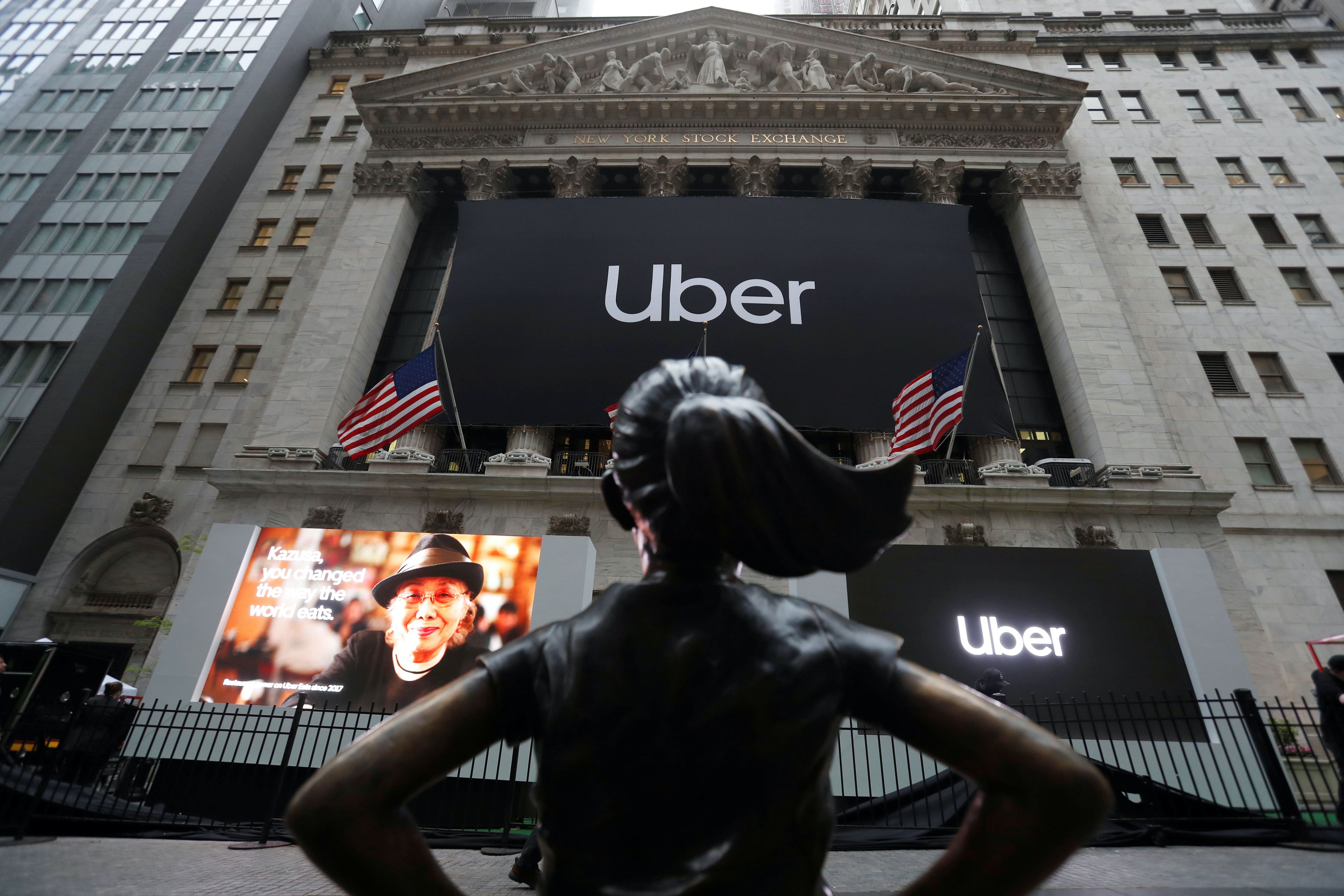 La estatua de la 'La niña sin miedo' ante Wall Street, el día de la salida a Bolsa de Uber, en mayo de 2019.