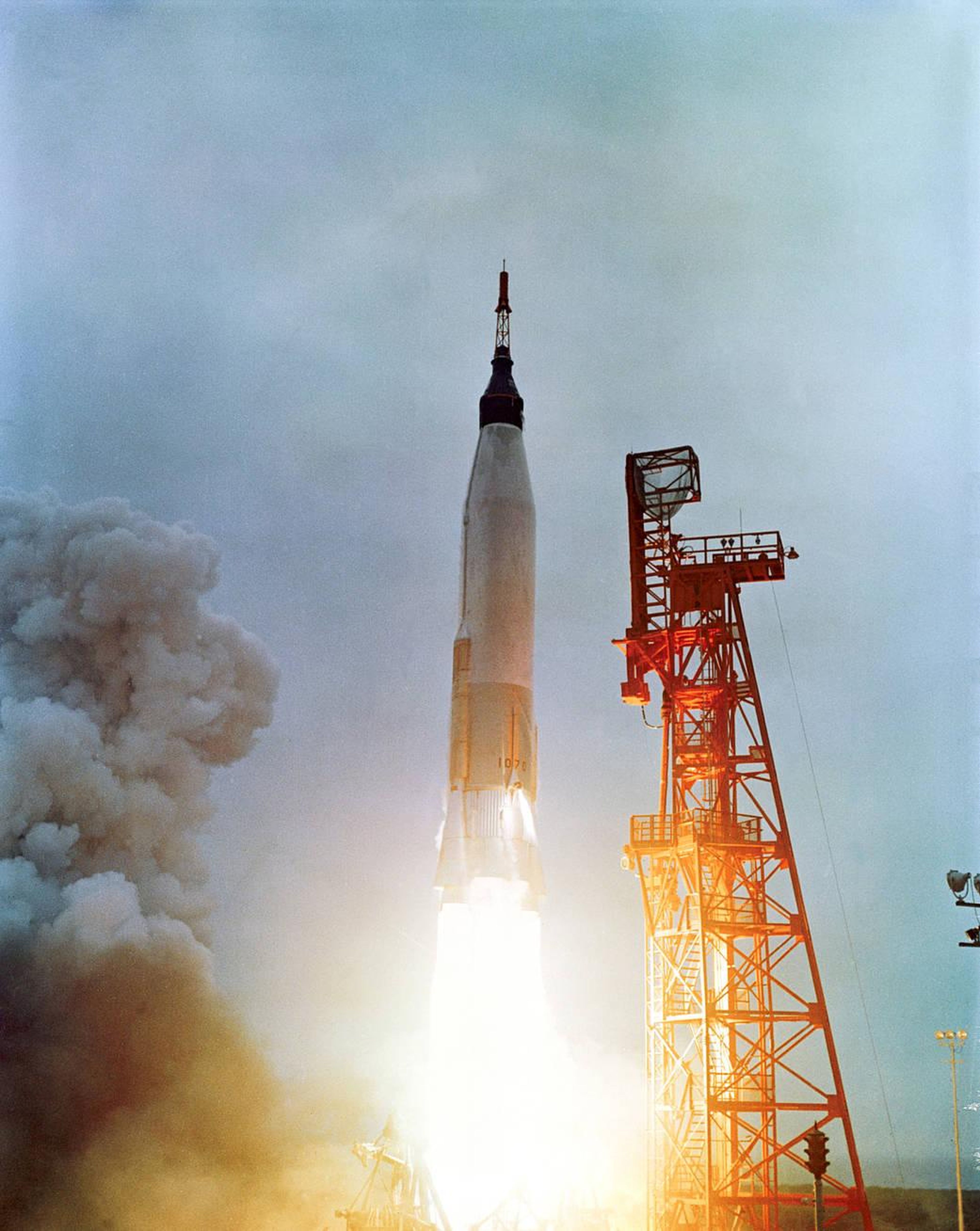 El astronauta Scott Carpenter despega de Cabo Cañaveral, Florida, en la misión Mercury Atlas 7 el 24 de mayo de 1962, en la cápsula Aurora 7.