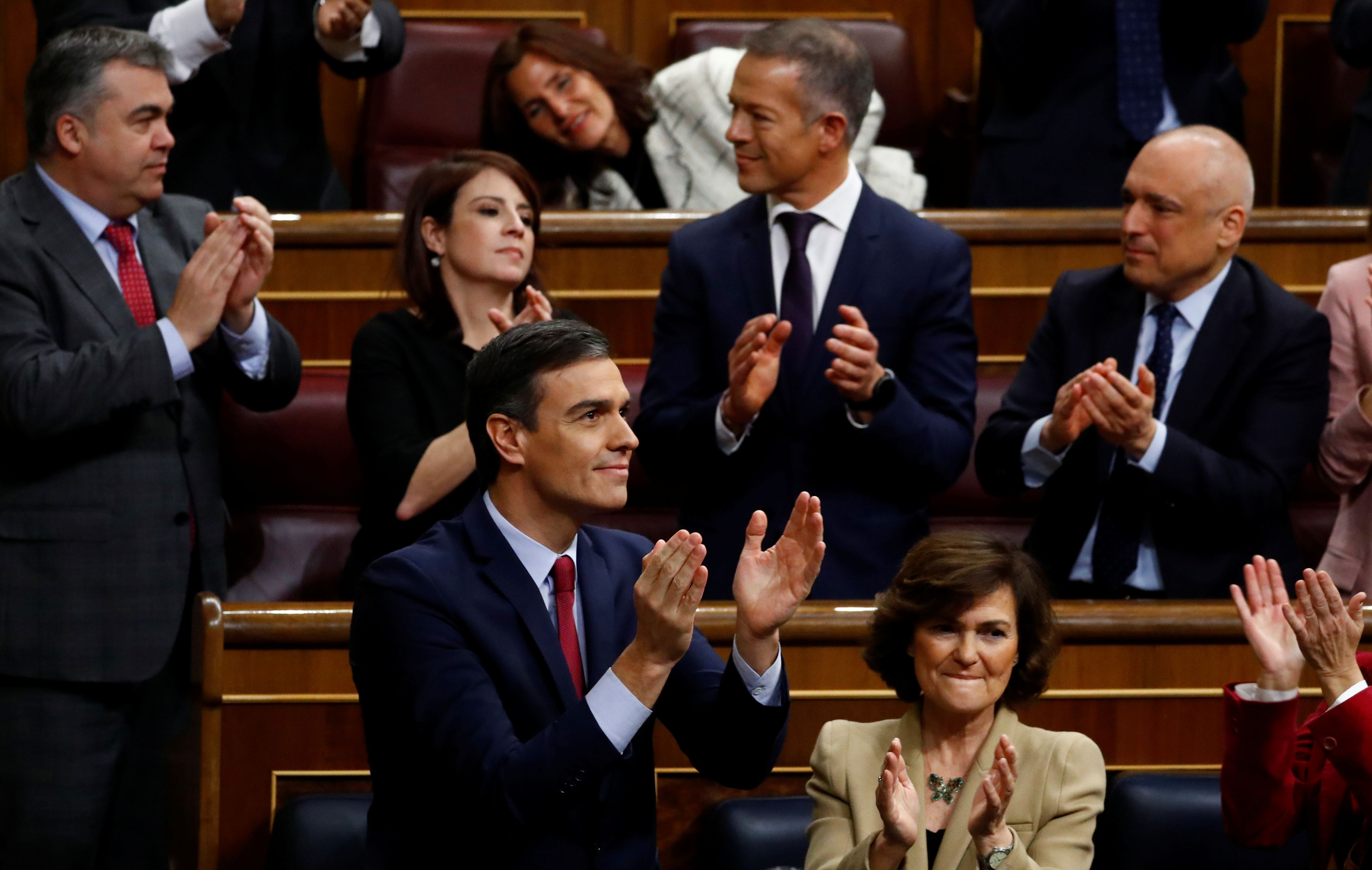 Sánchez aplaude tras ser investido presidente del Gobierno.
